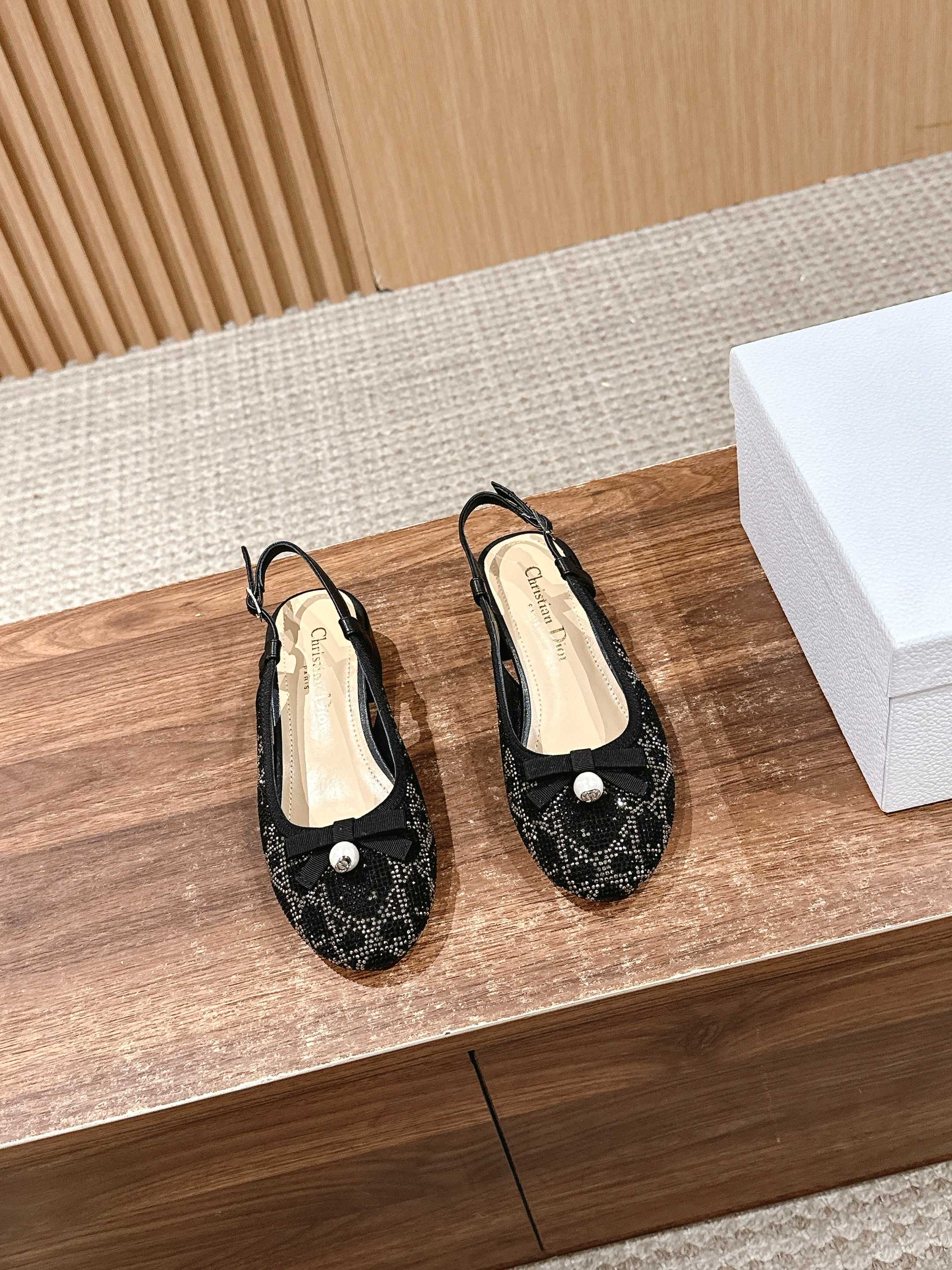 NO:259190,#Dio Spring and Summer New Pearl Rhinestone Sandals Lambskin Upper, classic diamond embroidery, paired with small pearls, and feminine items Sheepskin inner lining, cowhide sole Size35-39 (40/41 Custom made without return or exchange), sandals, dior, sandals, cowhide, sheepskin19860909#迪奥春夏新款珍珠水钻凉鞋 小羊皮鞋面,做经典菱格刺绣,搭配小珍珠,还有女人味的单品 羊皮内里,牛皮鞋底 Size35-39（40/41定做不退换）,凉鞋,dior,sandals,cowhide,sheepskin,Women's Shoes