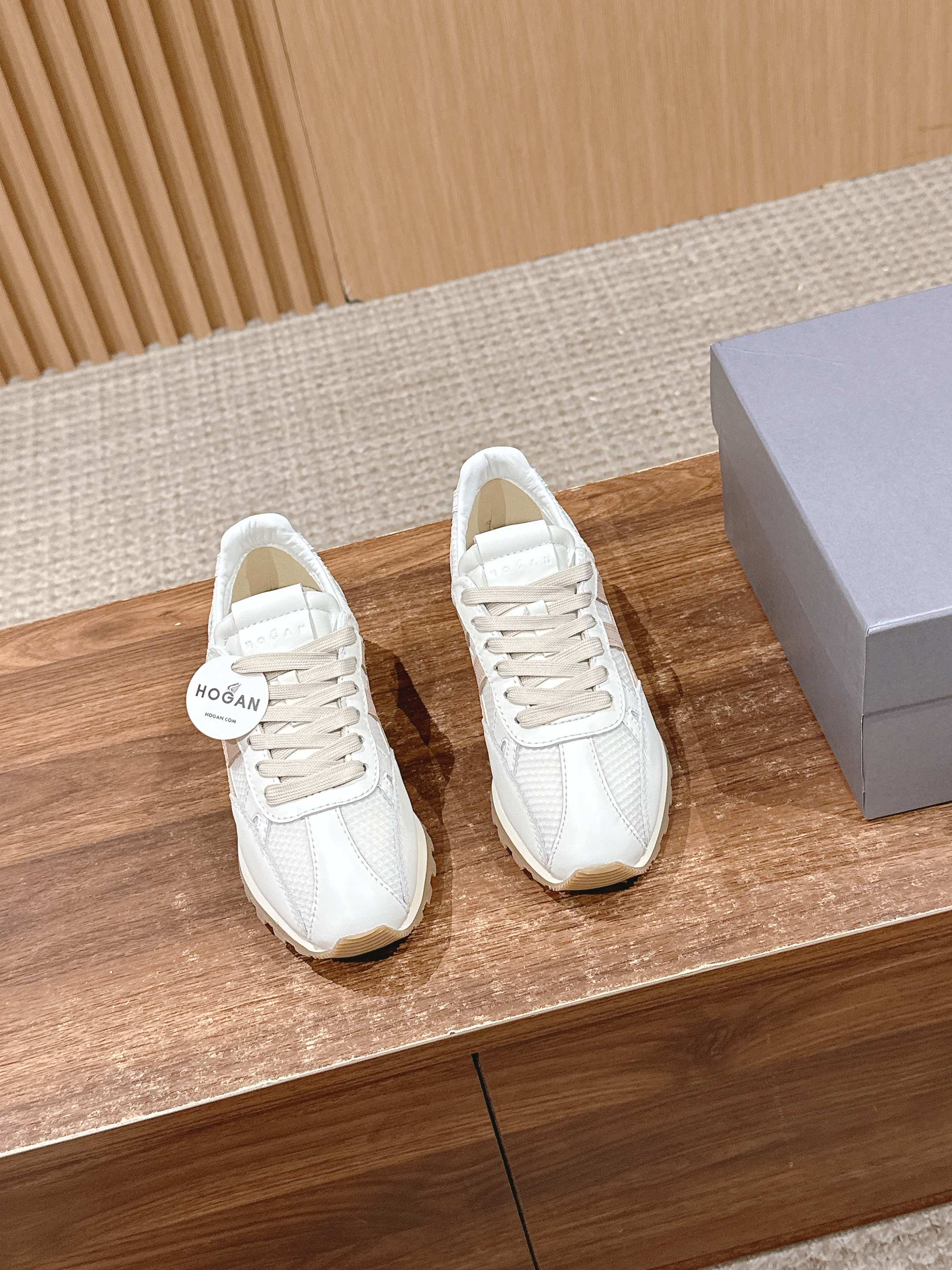 NO:226243,#Free women's size / Hauge's new Forrest Gump shoes Casual sports shoes This 86er series uses a classic but fashionable design to commemorate the birth of the brand. The workmanship is exquisite, showing the retro street trend and continuing the extraordinary style, offering a gift to the classics Cowhide material Breathable net Original open mold-proof anti-slip TPU outsole Size: #women's 35-40M #men's 39-44M, casual shoes/sneakers, cowhide19860909#限女码  / 豪格新款阿甘鞋 休闲运动鞋 这款86er系列 以经典而不失时尚的设计演绎品牌风格纪念品牌诞生之年. 做工精细,尽显复古街头潮趣承续不凡格调,向经典献礼 牛皮材质 透气网里 原版开模防滑TPU大底 Size : #女款35-40M #男款39-44M,休闲鞋/运动鞋,sneakers,cowhide,Women's Shoes