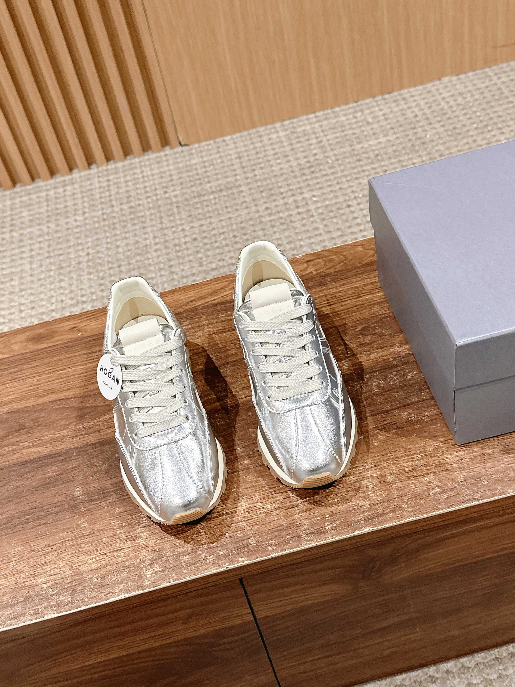 NO:226239,Men / Hauge's new Forrest Gump shoes Casual sports shoes This 86er series uses a classic but fashionable design to commemorate the birth of the brand. The workmanship is exquisite, showing the retro street trend and continuing the extraordinary style, offering a gift to the classics Cowhide material Breathable net Original open mold-proof anti-slip TPU sole Size: #women's 35-40M #men's 39-44M, casual shoes/sneakers, cowhide19860909男  / 豪格新款阿甘鞋 休闲运动鞋 这款86er系列 以经典而不失时尚的设计演绎品牌风格纪念品牌诞生之年. 做工精细,尽显复古街头潮趣承续不凡格调,向经典献礼 牛皮材质 透气网里 原版开模防滑TPU大底 Size : #女款35-40M #男款39-44M,休闲鞋/运动鞋,sneakers,cowhide,Women's Shoes