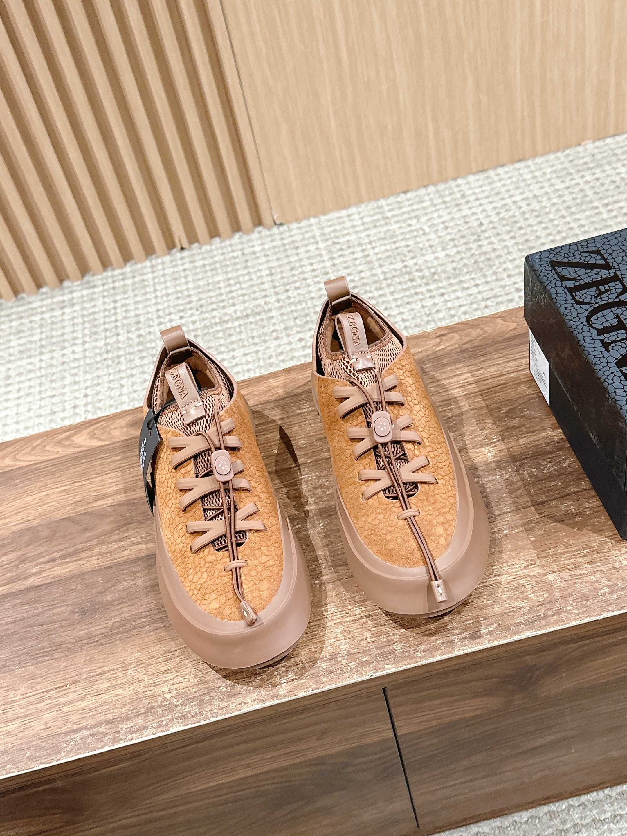 NO:226245,【Dongguan】 #Jenia co-branded sneakers, new style Triple Stitch sneakers are designed by Alessandro Sartori and Daniel Bailey. Daniel Bailey is the brand MRBAILEY  The founder and designer of the brand, the brand is committed to creating innovative shoes. The two of them put their ingenious ideas in this collaboration, focusing on novel modern proportions and construction methods, creating a unique and creative work. The suede upper is decorated with textured patterns, ultra-light sole edge leather straps, and hand-painted trim. The high-tech elastic mesh lining is contrasted with the details of the Zenia's iconic triple cross elastic band; the details of the triple cross elastic band are interpreted by injection-molded rubber material, which reminds people of the three hand-made stitching details on the tailored jacket, fully demonstrating the unique essence of the brand. Styling and product details: Triple Stitch  Low top version, suede upper hot pressed 