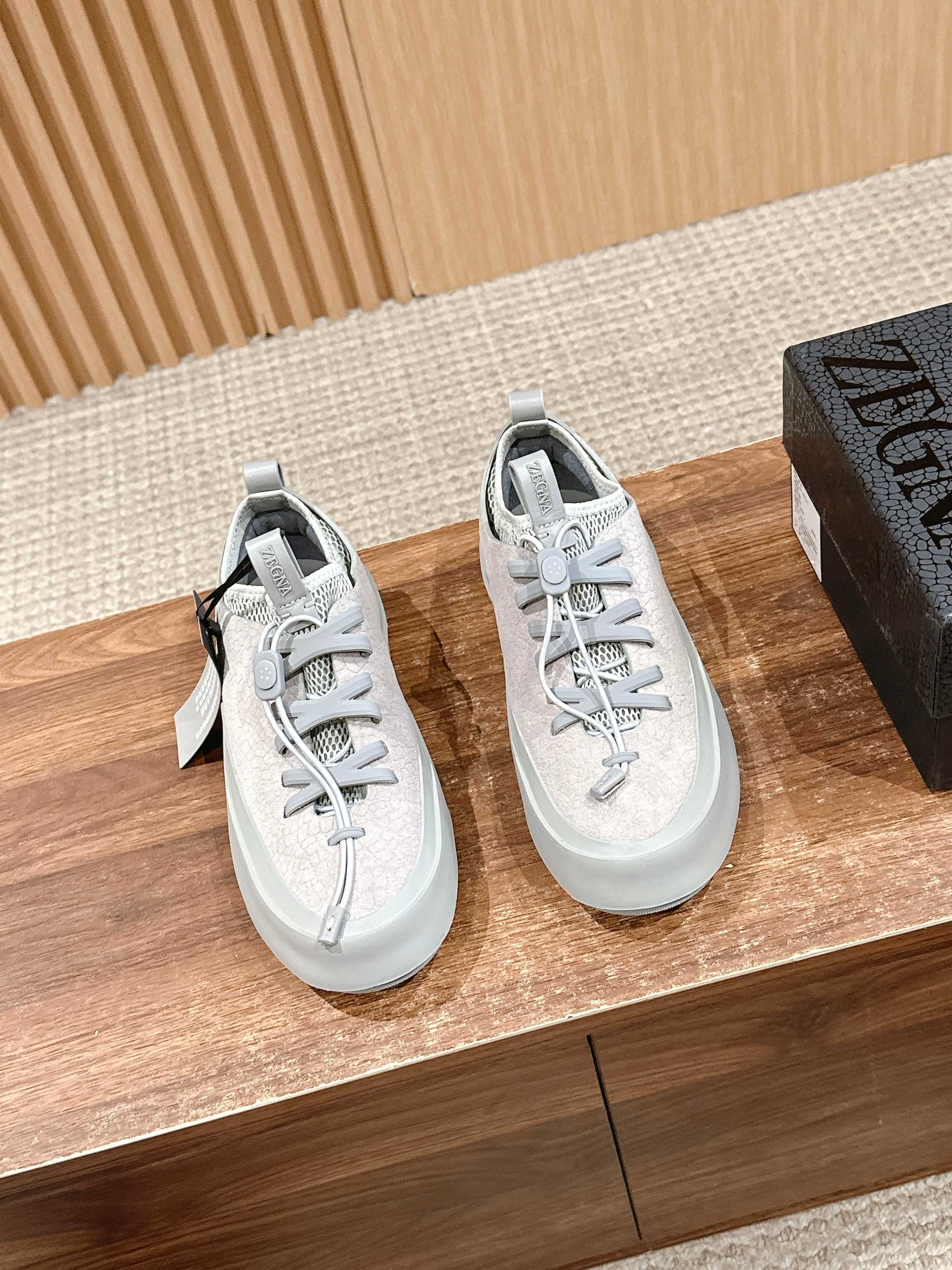 NO:226240,【Dongguan】 #Jenia co-branded sneakers, new style Triple Stitch sneakers are designed by Alessandro Sartori and Daniel Bailey. Daniel Bailey is the brand MRBAILEY  The founder and designer of the brand, the brand is committed to creating innovative shoes. The two of them put their ingenious ideas in this collaboration, focusing on novel modern proportions and construction methods, creating a unique and creative work. The suede upper is decorated with textured patterns, ultra-light sole edge leather straps, and hand-painted trim. The high-tech elastic mesh lining is contrasted with the details of the Zenia's iconic triple cross elastic band; the details of the triple cross elastic band are interpreted by injection-molded rubber material, which reminds people of the three hand-stitching details on the tailored jacket, fully demonstrating the unique essence of the brand. Styling and product details: Triple Stitch  Low top version, suede upper hot pressed 