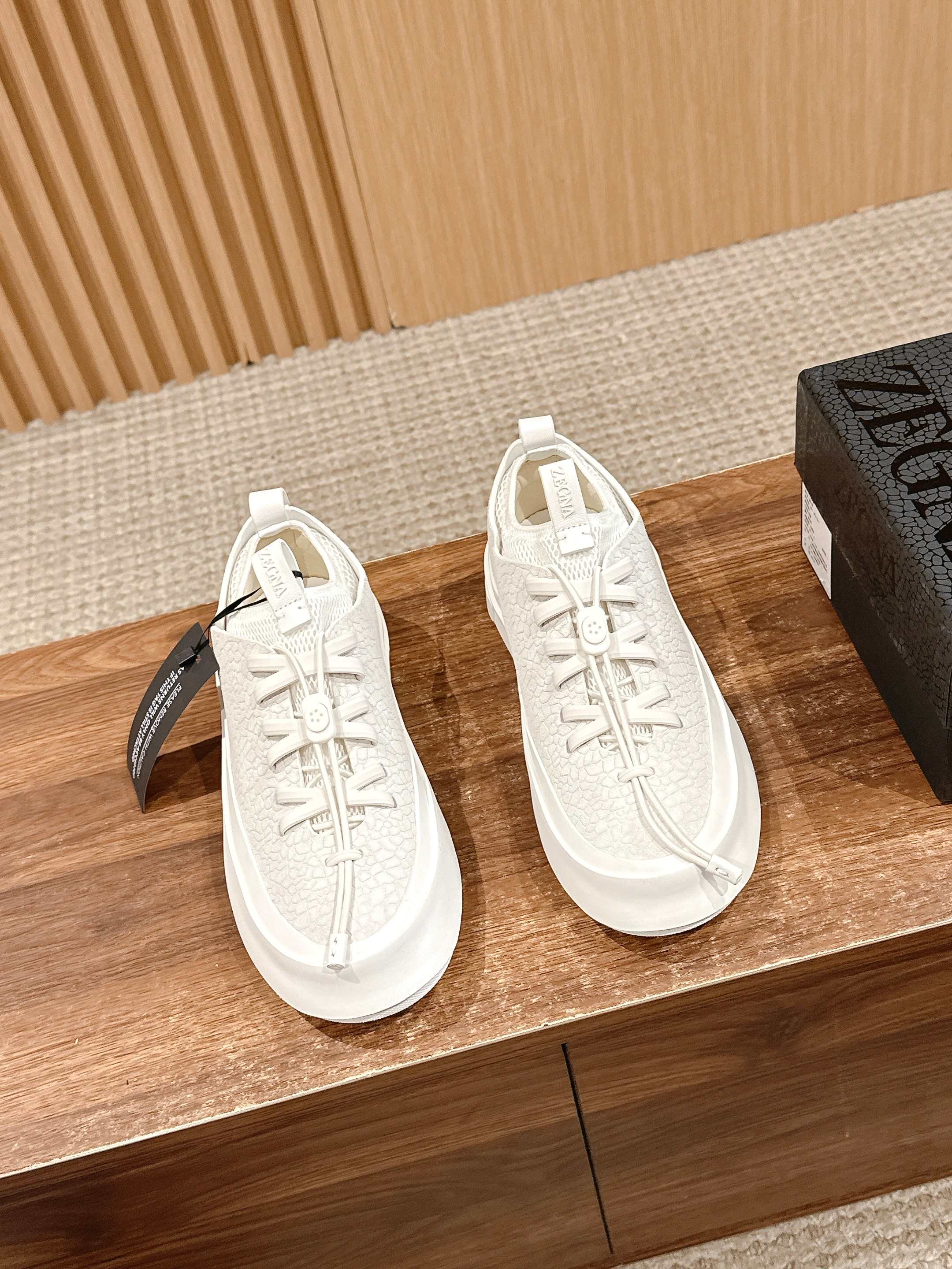 NO:226233,【Dongguan】 #Jenia co-branded sneakers, new style Triple Stitch sneakers are designed by Alessandro Sartori and Daniel Bailey. Daniel Bailey is the brand MRBAILEY  The founder and designer of the brand, the brand is committed to creating innovative shoes. The two of them put their ingenious ideas in this collaboration, focusing on novel modern proportions and construction methods, creating a unique and creative work. The suede upper is decorated with textured patterns, ultra-light sole edge leather straps, and hand-painted trim. The high-tech elastic mesh lining is contrasted with the details of the Zenia's iconic triple cross elastic band; the details of the triple cross elastic band are interpreted by injection-molded rubber material, which reminds people of the three hand-stitching details on the tailored jacket, fully demonstrating the unique essence of the brand. Styling and product details: Triple Stitch  Low top version, suede upper hot pressed 