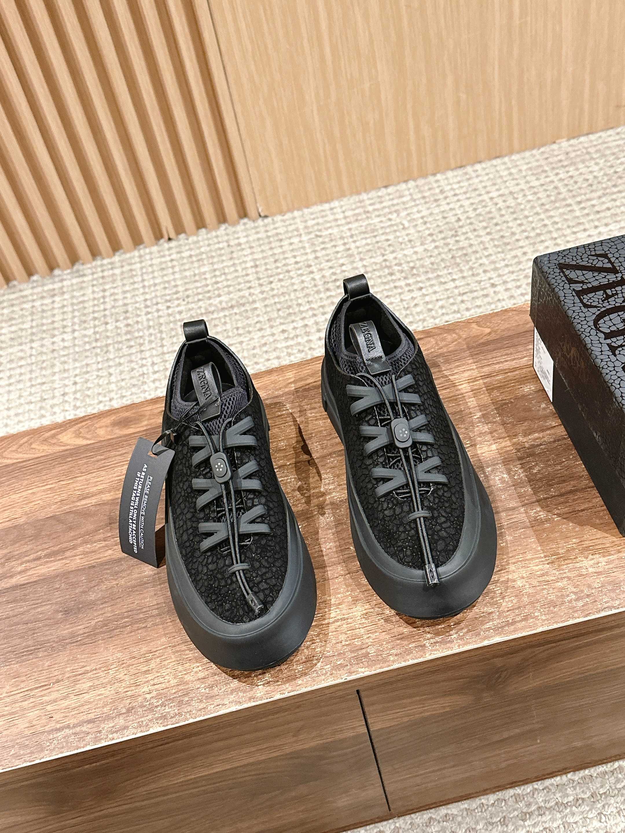 NO:226237,【Dongguan】 #Jenia co-branded sneakers, new style Triple Stitch sneakers are designed by Alessandro Sartori and Daniel Bailey. Daniel Bailey is the brand MRBAILEY  The founder and designer of the brand, the brand is committed to creating innovative shoes. The two of them put their ingenious ideas in this collaboration, focusing on novel modern proportions and construction methods, creating a unique and creative work. The suede upper is decorated with textured patterns, ultra-light sole edge leather straps, and hand-painted trim. The high-tech elastic mesh lining is contrasted with the details of the Zenia's iconic triple cross elastic band; the details of the triple cross elastic band are interpreted by injection-molded rubber material, which reminds people of the three hand-stitching details on the tailored jacket, fully demonstrating the unique essence of the brand. Styling and product details: Triple Stitch  Low top version, suede upper hot pressed 