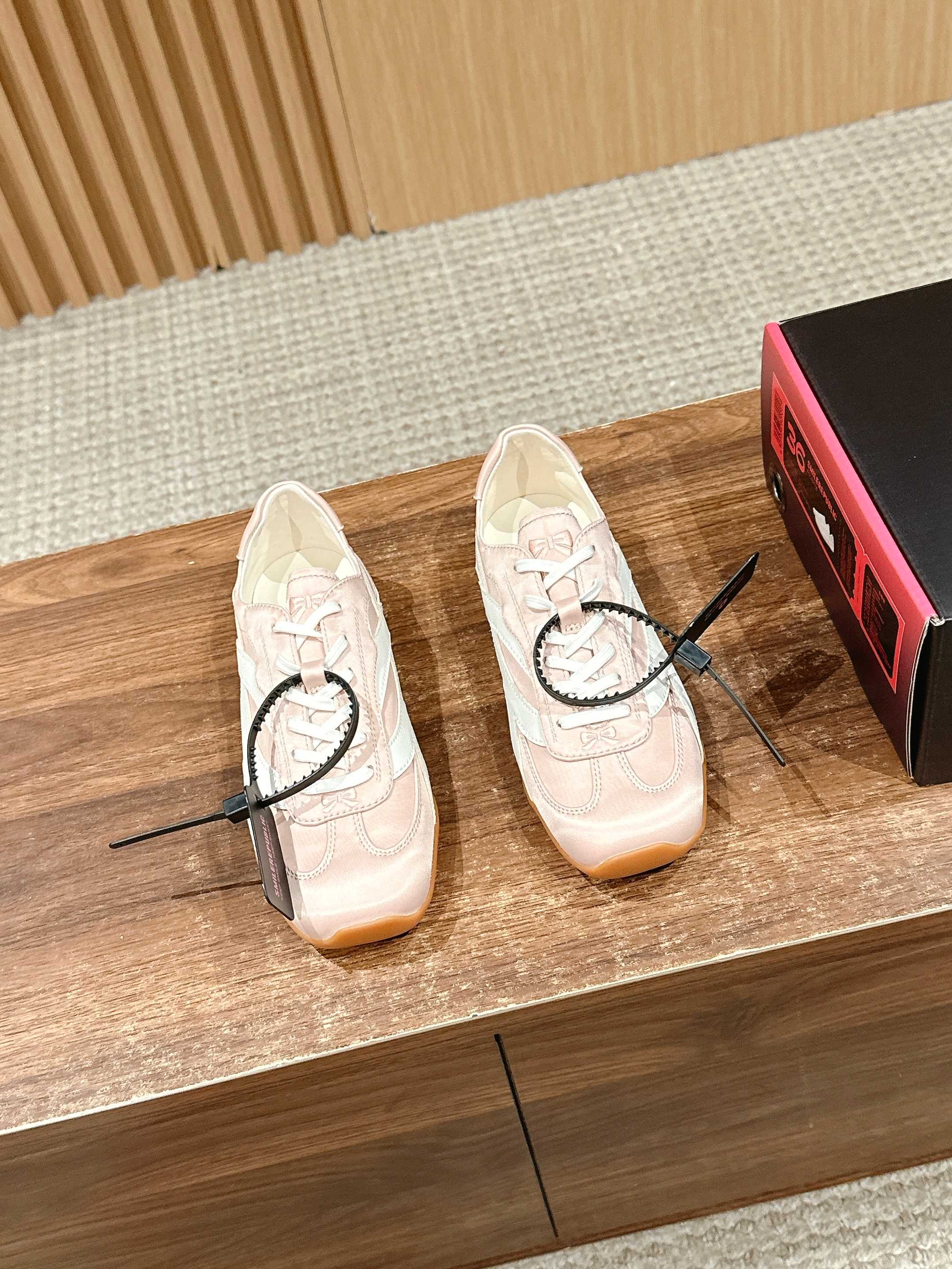 NO:226257,/ Smiling Republic's new square-toed training shoes integrate elegant arcs into Fouette's design. Top-grade materials gently wrap your feet and take every step of agile steps. The square-toed training series has a new color scheme, simple and memorable. Stars are taking their feet. Size women's size 35-39 (40 custom made without return or exchange), casual shoes/sports shoes, sneakers19860909/ 微笑共和国新款方头德训鞋 将优雅弧线融入到Fouette的设计中 顶级材质轻柔包裹双脚迈出每一步灵动的步伐 方头德训系列全新配色 简约又有记忆 各大明星纷纷上脚 Size女码35-39（40定做不退换）,休闲鞋/运动鞋,sneakers,Women's Shoes