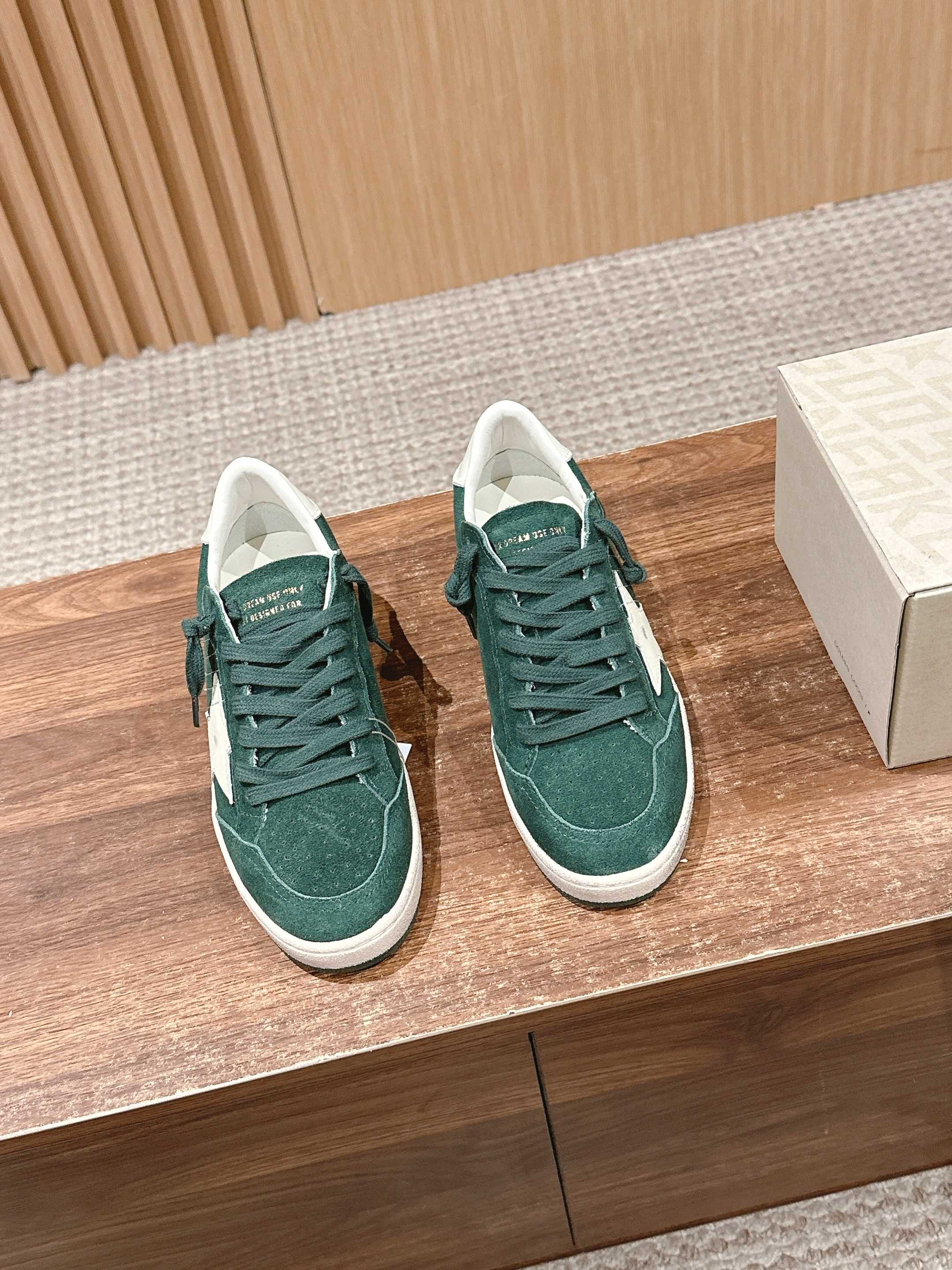 NO:263426,#Female models | Golden Goose Deluxe Brand ggdb classic small dirty shoes~~ To the point of being popular, white shoes, and various small dirty shoes are worn!  Celebrity private server demonstration × It’s so versatile!  No need to worry about washing shoes anymore!  The best white shoes to wear, the last is the same as the original one. The round and flat toe is very formal, not bloated and delicate. The original custom cowhide (the essence of old making) inner towel   cowhide foot pad The original mold opening 3.5cm high-enhancing latex insole irregularly polished to make the torn upper, and even the soles are polished and worn. SIZE35-39 (40 custom made without return or exchange), casual shoes/sneakers, sneakers, cowhide19860909#限女款  ｜Golden Goose Deluxe Brand ggdb经典小脏鞋~~火红程度上怼小白鞋,下踩各类小脏鞋！明星私服上脚示范 ×就是这么百搭 ！再也不用担心洗鞋的问题啦！ 最好穿的小白鞋,楦型和原版无差了,圆扁的鞋头修的非常正,不臃肿很秀气 鞋面原版定制牛皮（做旧精髓所在） 内里毛巾 牛皮垫脚 原版开模3.5cm内增高乳胶鞋垫 不规则手工打磨做破鞋面,就连鞋底也是打磨做旧的 SIZE35-39（40定做不退换）,休闲鞋/运动鞋,sneakers,cowhide,Women's Shoes