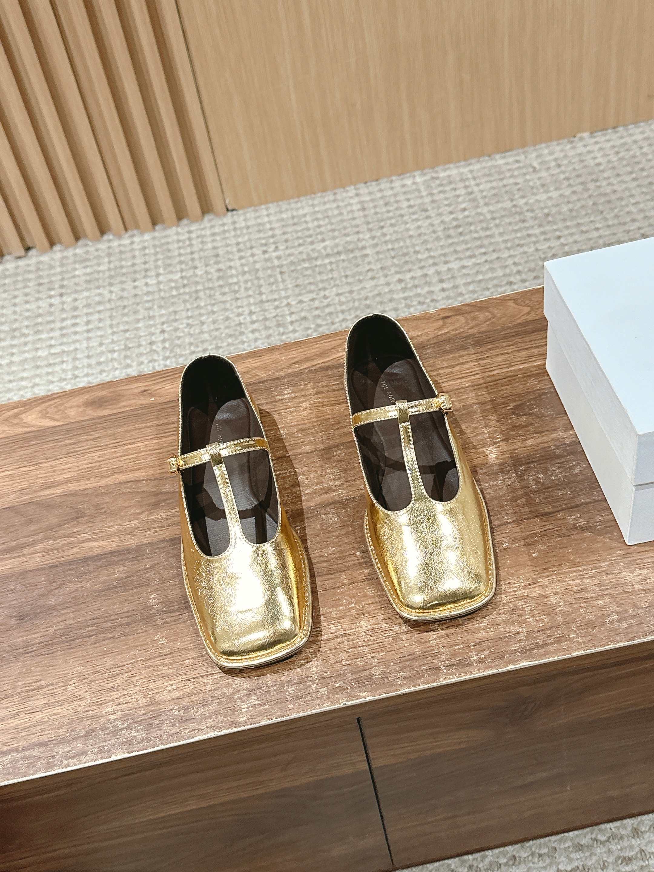 NO:256894,/ Square T-shaped shaped shaped skeleton Mary Zhen Two pairs of golden beauty need to be shared immediately Super soft and glutinous leather, not tired from walking, soft sole super comfortable Big-shaped head Super personality Therow style Full of old money style Sheepskin material Sheepskin inner rubber sole Size35-39 (40 customized without return and exchange), single shoes, mary jane, sheepskin19860909/ 方头T字带平底玛丽珍 两双金灿灿的美丽需要立马分享 超级软糯的皮子,暴走不累,软底的超级舒服 大方头超级个性 Therow风十足 老钱风满满 羊皮材质 羊皮内里 橡胶大底 Size35-39（40定做不退换）,单鞋,mary jane,sheepskin,Women's Shoes