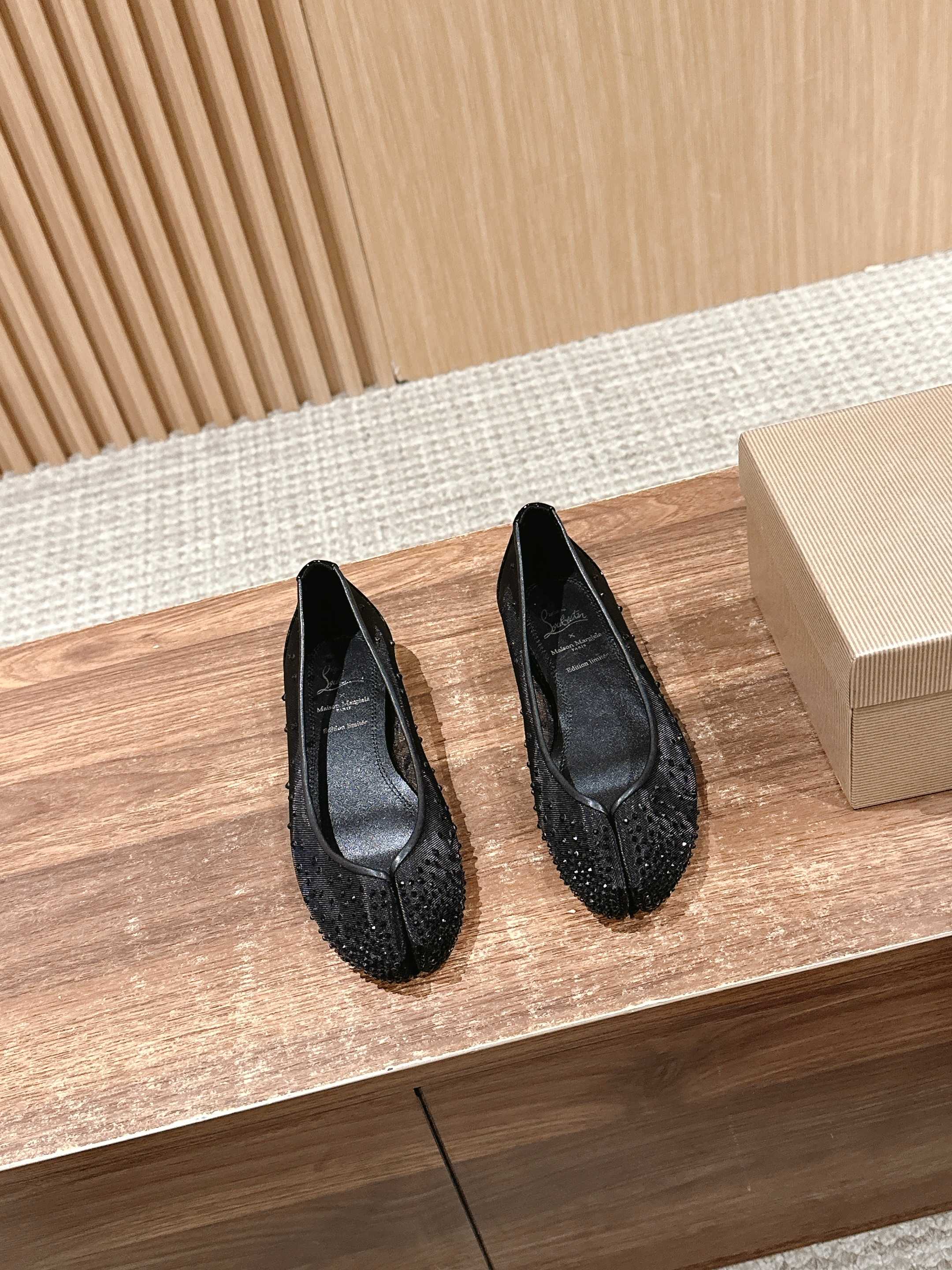 NO:259189,/ Christie Lubouto jointly created Maison Margiela split-toe flat shoes. Maison Margiela and Christian Louboutin launched their first joint shoe series. The new collaboration is centered on two intertwined design concepts, showing fashion designer John Galliano and shoe master Christian Louboutin’s unique creative language. Shoes, cleverly blend the design genes of the two major brands, presenting unique styles and commonalities. Maison Margiela’s iconic Tabi  The three shoes are decorated with the designer's classic red sole, and the classic toe design is reinterpreted with its exquisite craftsmanship. Instead of the traditional toe cutting process, it gives the shoe an elegant heart-shaped outline, just like the female collarbone lines. This design cleverly echoes the concept of 