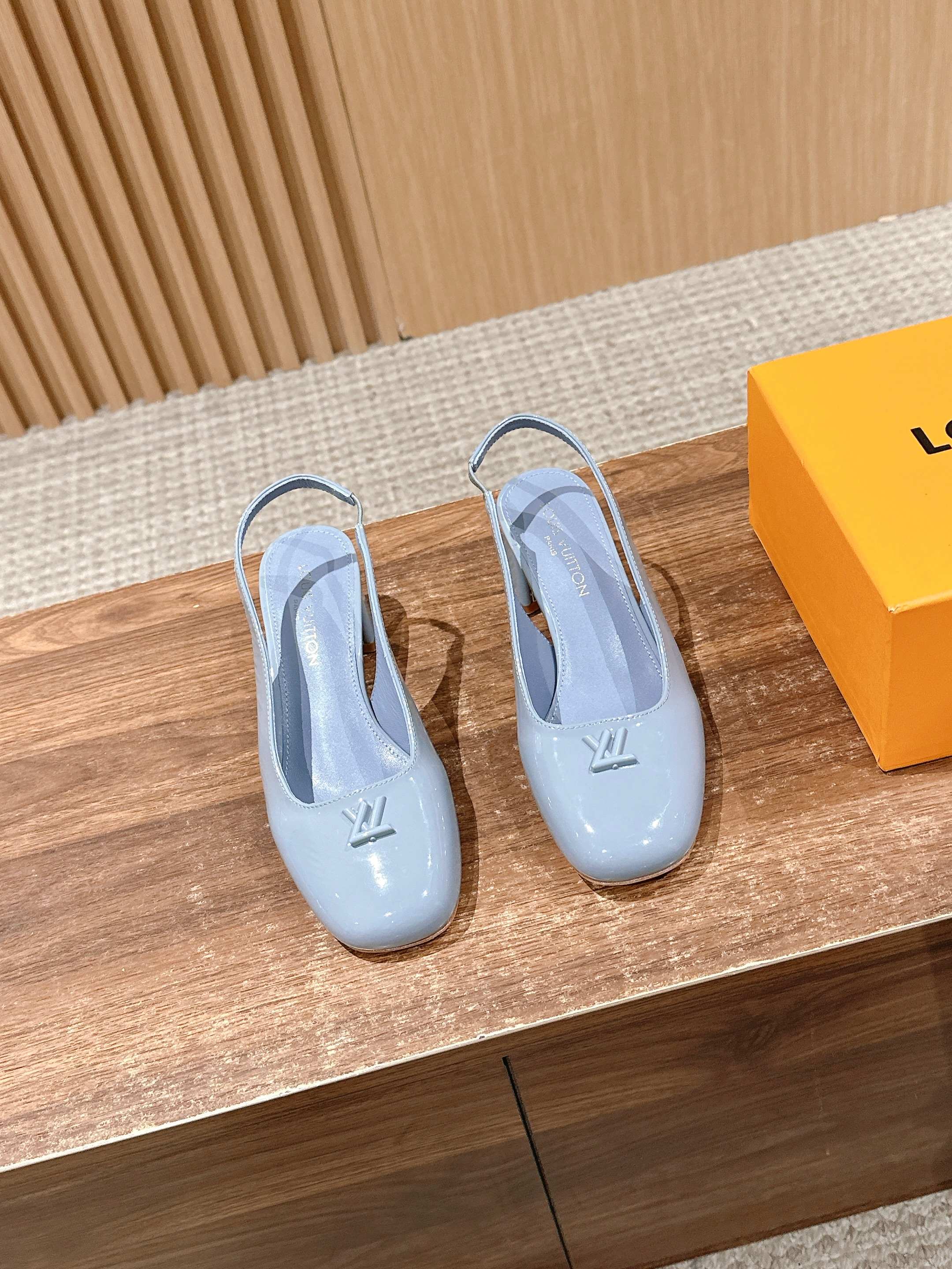 NO:259184,# Louis Vuitton's new Mary Jane empty thick heel sandals Old-color single shoes Calfskin/beef patent leather material Sheepskin inner genuine leather outsole Size35-39 (40.41 custom made without return or exchange), Sandals Mary Jane, louis vuitton, sandals, mary jane, cowhide, sheepskin, Leather soles19860909# 路易威登新款玛丽珍后空粗跟凉鞋 老花色单鞋 小牛皮/牛漆皮材质 羊皮内里 真皮大底 Size35-39（40.41定做不退换）,凉鞋玛丽珍,louis vuitton,sandals,mary jane,cowhide,sheepskin,Leather soles,Women's Shoes