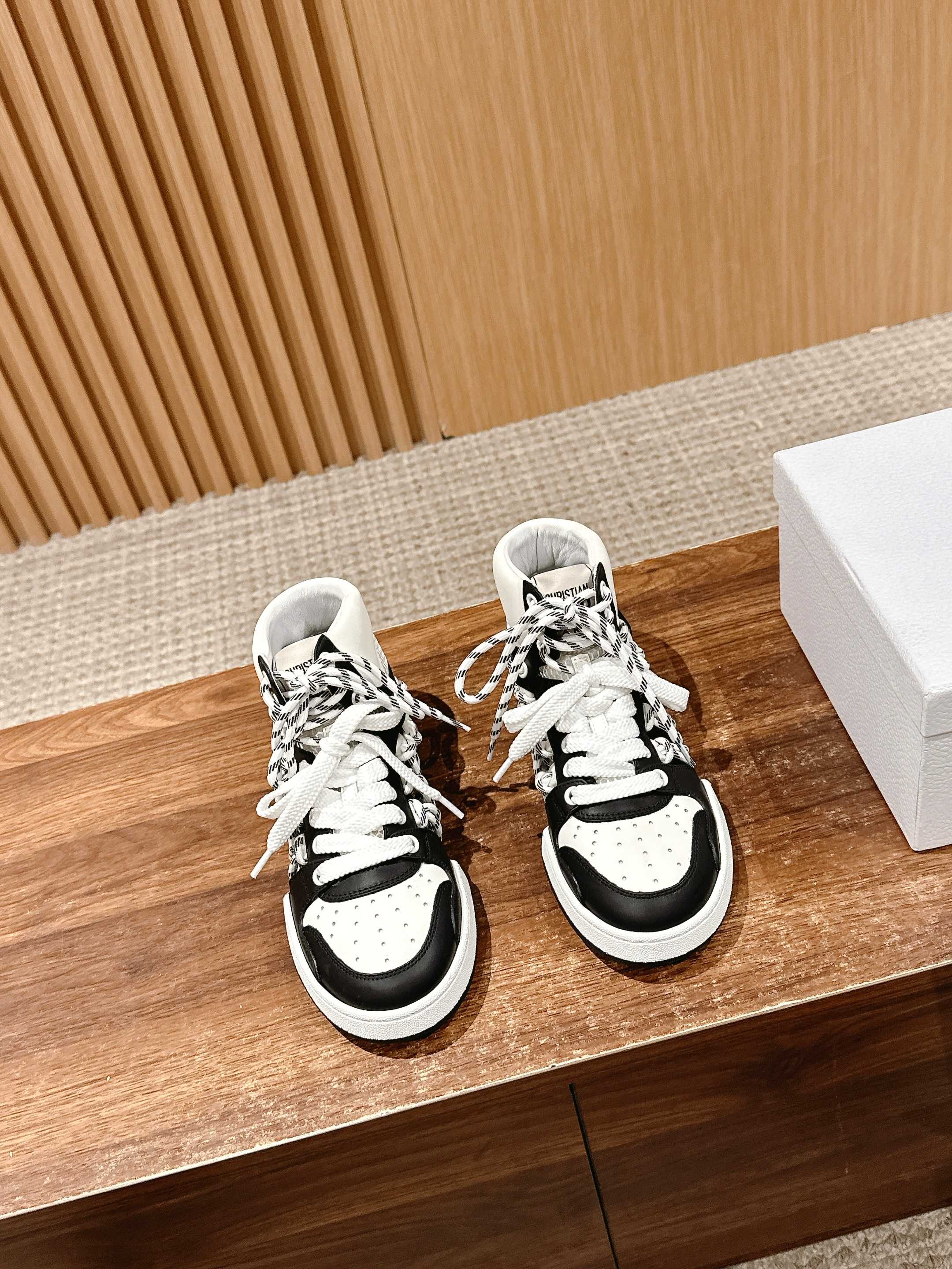 NO:258330,#Dior's new couple size hollowed-out two-tone shoelaces high-top sneakers This Dior First high-top sneakers are a new product in the 2025 spring and summer ready-to-wear series, reinterpreting the classic logo of sportswear from the high-order perspective of Dior. White cowhide with white mesh fabric, side hollow decorations and two-tone shoelace details complement the pair of shoelaces on the front. The two-tone tongue decorated with the Christian Dior Paris logo and rubber sole can be matched with various casual styles of this season to add a classic style. Original mold opening technology fabric punctuated calfskin sheepskin inner original lucky star outsole Size35-44M, casual shoes/sports shoes, dior, dior, sneakers, cowhide, sheepskin19860909#迪奥新款情侣码镂空双色鞋带高帮运动鞋 这款 Dior First 高帮运动鞋是2025春夏成衣系列新品,以 Dior 的高订视角重新诠释运动服饰经典标识.白色牛皮革搭配白色网眼织物,侧面镂空装饰搭配双色鞋带细节,与正面的双鞋带相得益彰.饰以 Christian Dior Paris 标志的双色鞋舌搭配橡胶鞋底,可与本季的各式休闲造型搭配,增添经典格调. 原版开模科技布拼小牛皮 羊皮内里 原版幸运星大底 Size35-44M,休闲鞋/运动鞋,dior,dior,sneakers,cowhide,sheepskin,Women's Shoes
