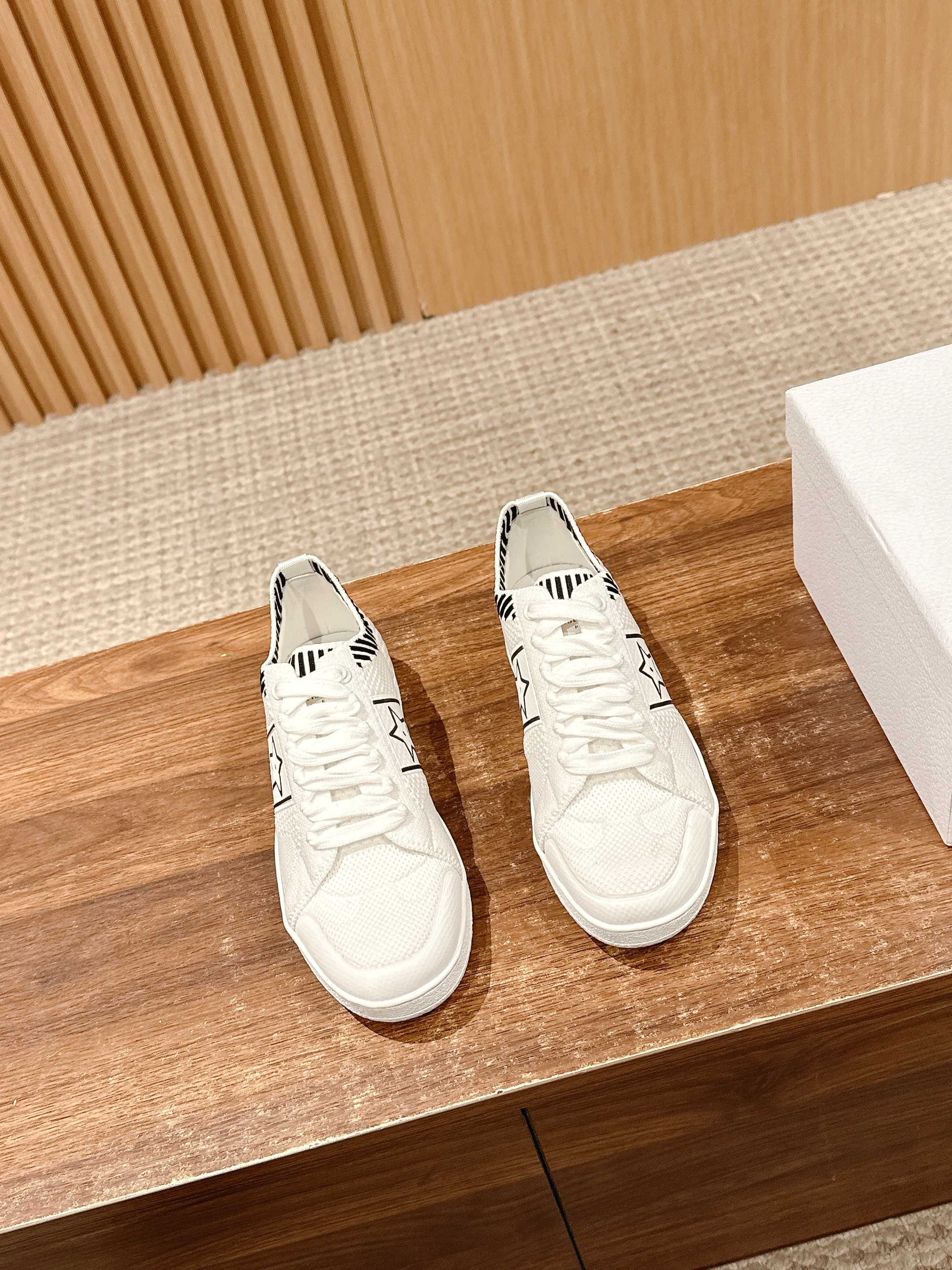 NO:258336,/ Dior's sneakers continue the long-lasting outline and are carefully crafted from cowhide leather, so it will be particularly comfortable to wear. They are decorated with suede inserts in the same color and are decorated with metal stars to enhance the style. The style is light and matched with the thin sole of the 