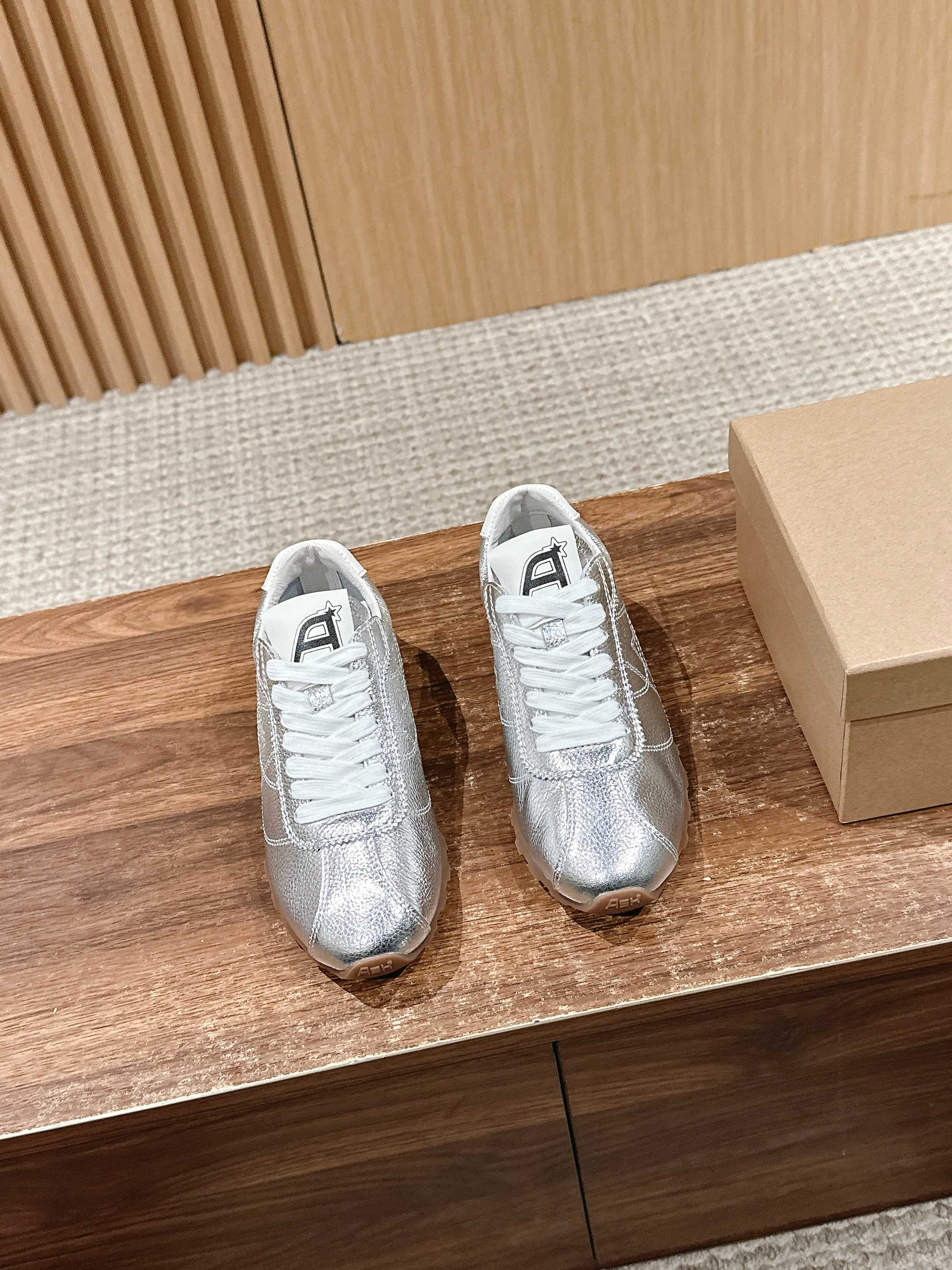 NO:259167,/ Ai Xi Chunxia New German Training Shoes White shoes High-quality cowhide leather colorful shoe label breathable hole design Tough simple design punched breathable shoe body, matched with light rebound and height-enhancing sole Cowhide material Sheepskin inner lining Anti-slip rubber sole Size 35-40 (40 customized without return and exchange), casual shoes/sports shoes, sneakers, cowhide, sheepskin19860909/ 艾熙春夏新款德训鞋 小白鞋优质牛皮多彩鞋标透气孔设计坚韧 简约设计的冲孔透气鞋身,搭配轻盈回弹增高鞋底 牛皮材质 羊皮内里 防滑橡胶底 码数35-40（40定做不退换）,休闲鞋/运动鞋,sneakers,cowhide,sheepskin,Women's Shoes