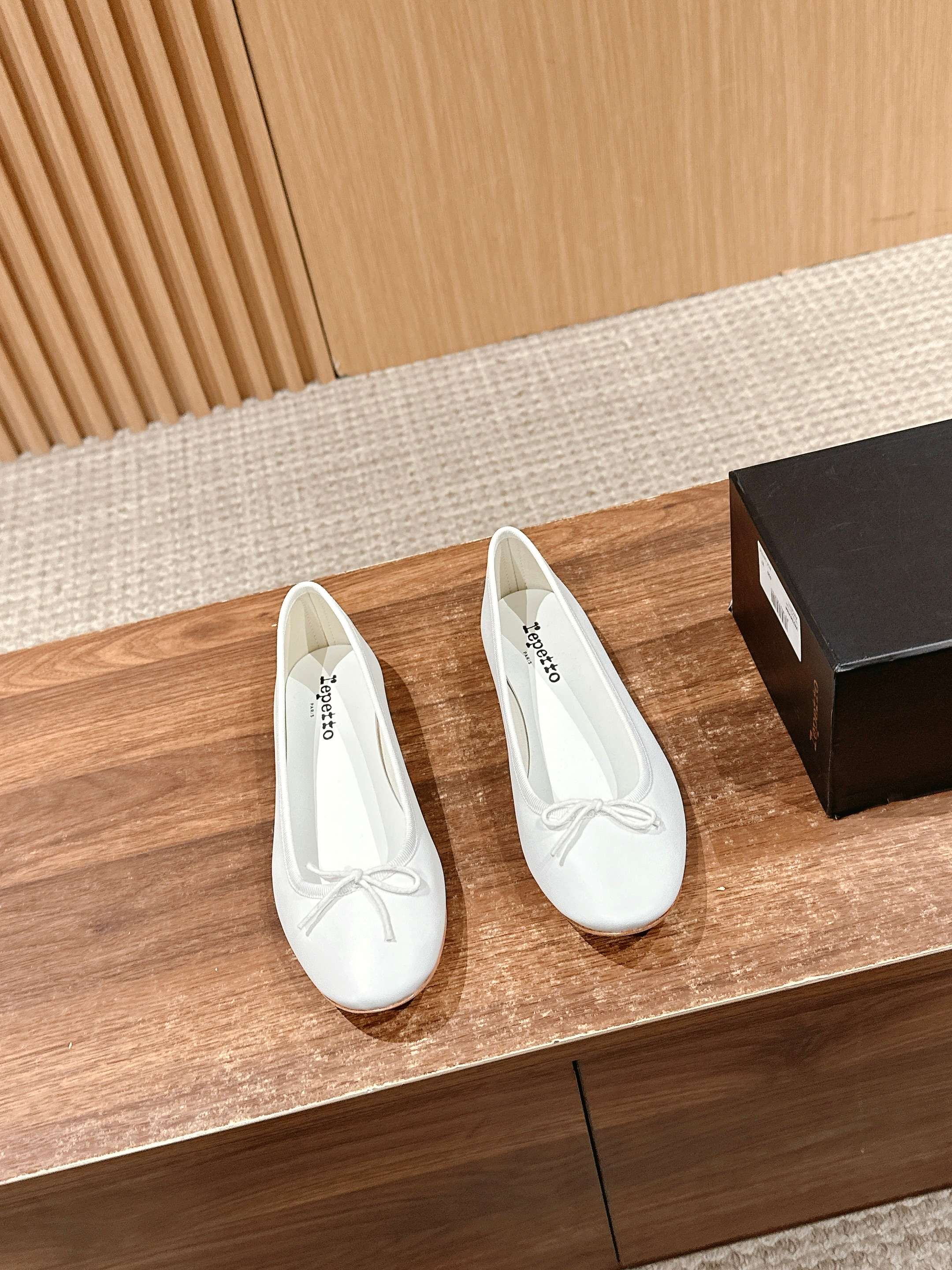 NO:259162,/The new spring and summer round-headed sheepskin bow Mary Jane single shoes. Pure and delicate leather material reflects a stream of brilliance!  The bow is decorated with fine nodes, outlining elegant and beautiful, ultimate elegance and ultimate beauty!  Sheepskin inner foot pads!  Soft fit, short heels are more suitable for daily wear!  Sheepskin material genuine leather sole Size35-39/40 customized non-return and exchange, ballet shoes, mary jane, sheepskin, Leather soles19860909/春夏新款圆头羊皮蝴蝶结玛丽珍单鞋 纯粹细腻的皮料,折射出流光溢彩的光芒！蝴蝶结细节点缀,勾勒出优雅得体的大方美丽,极致的优雅,极致的美丽！羊皮内里垫脚！柔软贴合,矮跟更适合日常穿搭！羊皮材质 真皮大底 Size35-39/40定制不退换,芭蕾舞鞋,mary jane,sheepskin,Leather soles,Women's Shoes