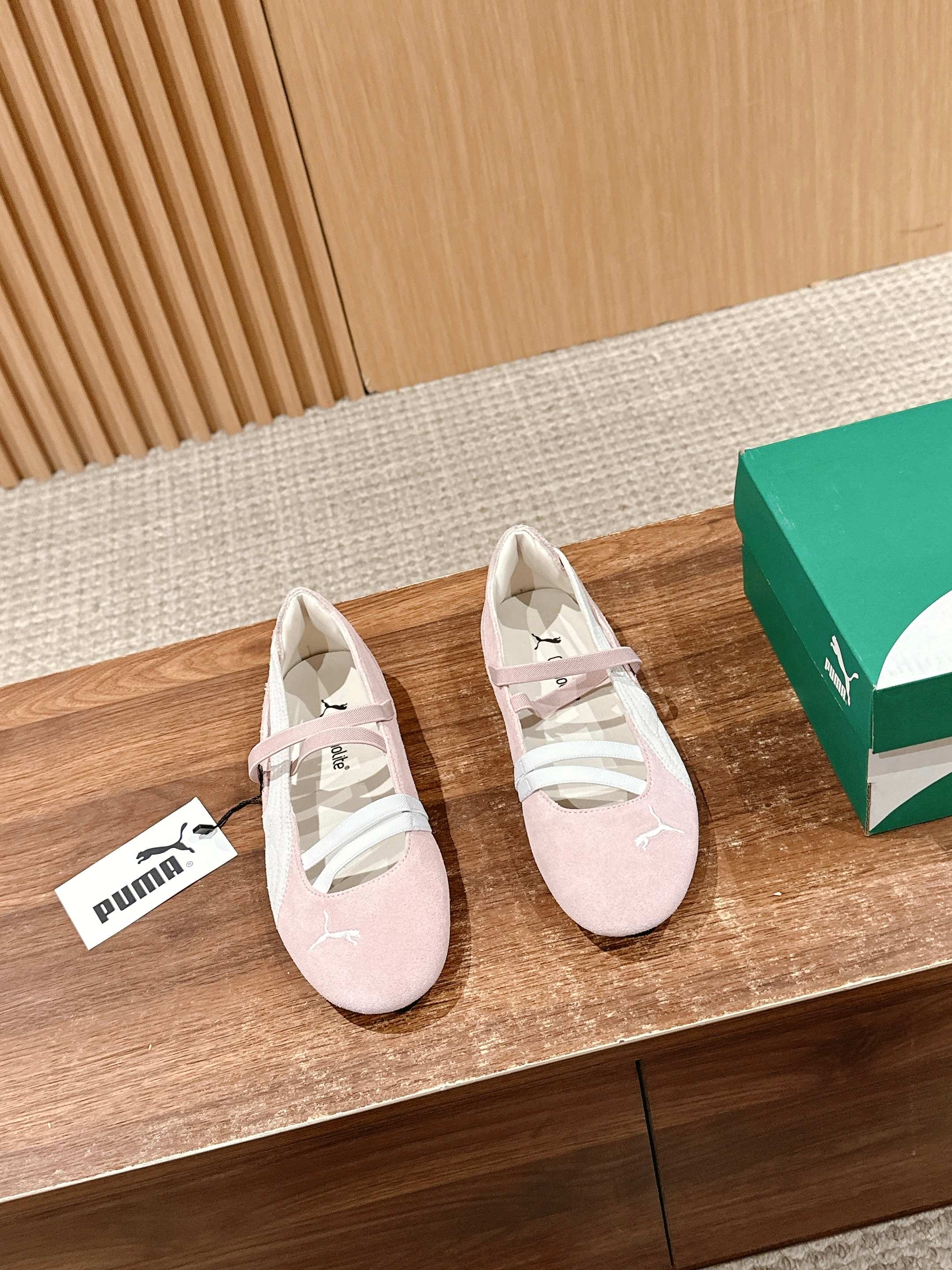 NO:259165,Puma's new Mary Jane Racing Shoes, a cross-border collision of aesthetics and art, ballet inspiration   racing genes, remove traditional tongues and laces, and use cross elastic belt design, the shoe body lines are smooth like ballet flat shoes, but retain Speedcat's signature narrow sole profile and rubber outsole grip, sporty and lightness coexist. Fabric suede/cowhide inner breathable net Outsole original rubber outsole Size 35-39 (40 customization, no return or exchange), ballet shoes, mary jane, flats, cowhide, chamois leather19860909彪马新款玛丽珍赛车鞋 设计美学运动与艺术的跨界碰撞 芭蕾灵感＋赛车基因 去掉传统鞋舌和鞋带,改用交叉弹性带设计,鞋身线条流畅如芭蕾平底鞋,却保留Speedcat标志性的窄底轮廓和橡胶大底抓地力,运动感与轻盈感并存 面料麂皮/牛皮 内里透气网 大底原版橡胶大底 码数35-39（40定制不退换）,芭蕾舞鞋,mary jane,flats,cowhide,chamois leather,Women's Shoes