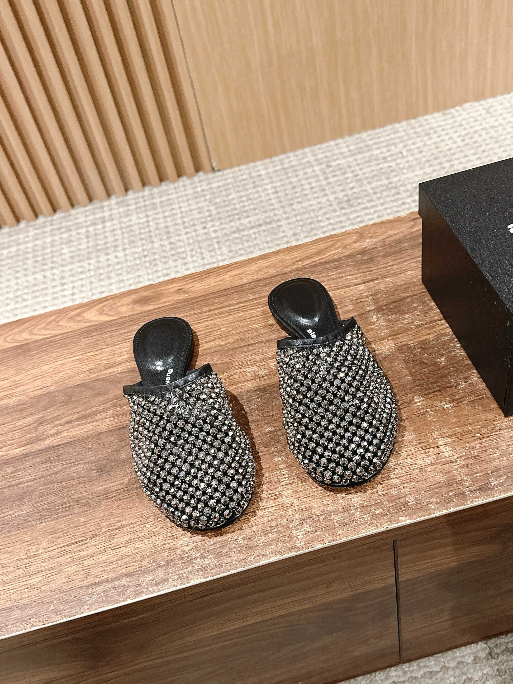 NO:247916,# Alexander King's new diamond mesh semi-slippers, upper specific cowhide/mesh open mold rivets, inner foot pad imported sheepskin, original imported Italian leather sole, Size35-36-37-38-39-40 (40 custom made without return or exchange), semi-torch, alexander wang, slippers, cowhide, sheepskin, Leather soles19860909# 亚历山大王新款钻网面半拖鞋 鞋面特定牛皮/网纱开模铆钉,内里垫脚进口羊皮,原厂进口意大利真皮大底,Size35-36-37-38-39-40（40定做不退换）,半拖,alexander wang,slippers,cowhide,sheepskin,Leather soles,Women's Shoes