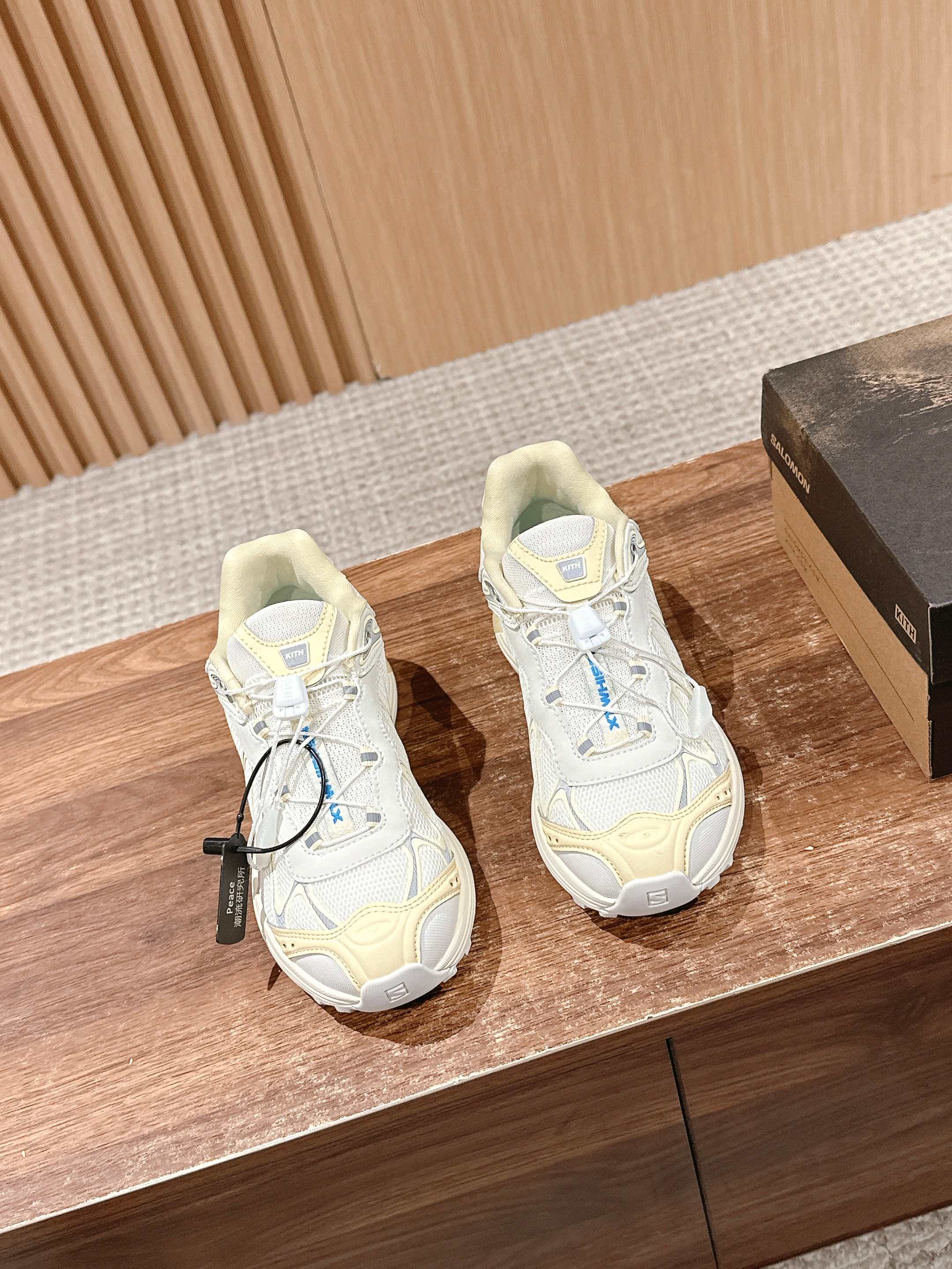 NO:247896,#Salomon Outdoor Casual Sports Shoes Original Purchase and Development Made Production A new interpretation focuses on its aerodynamic appearance, with the iconic white and cream color bringing urban style. The other pair is made of pure black to highlight the textured details. The iconic sports shoes are refined into a new urban classic, bringing a quiet atmosphere to SALOMON Fabric: original imported cowhide   breathable mesh inner original imported breathable mesh Sole original open mold anti-slip rubber outsole Sole 4CM thick Sole Size: Women's 35-40 (40 custom made without return), casual shoes/sneakers, cowhide19860909#萨洛蒙户外 休闲 运动鞋 原版购入开发 做货 全新演绎的专注于其空气动力学的外观上,标志性白色与奶油色带来都市风格. 另一双则以纯粹的黑色打造,突出富质感的细节,标志性运动鞋被提炼为新的都市经典 为 SALOMON带来静谧气息 面料:原版进口牛皮 透气网面 内里原版进口透气网里 鞋底原版开模防滑橡胶大底 底厚4CM Size:女款35-40（40订做不退换）,休闲鞋/运动鞋,sneakers,cowhide,Women's Shoes