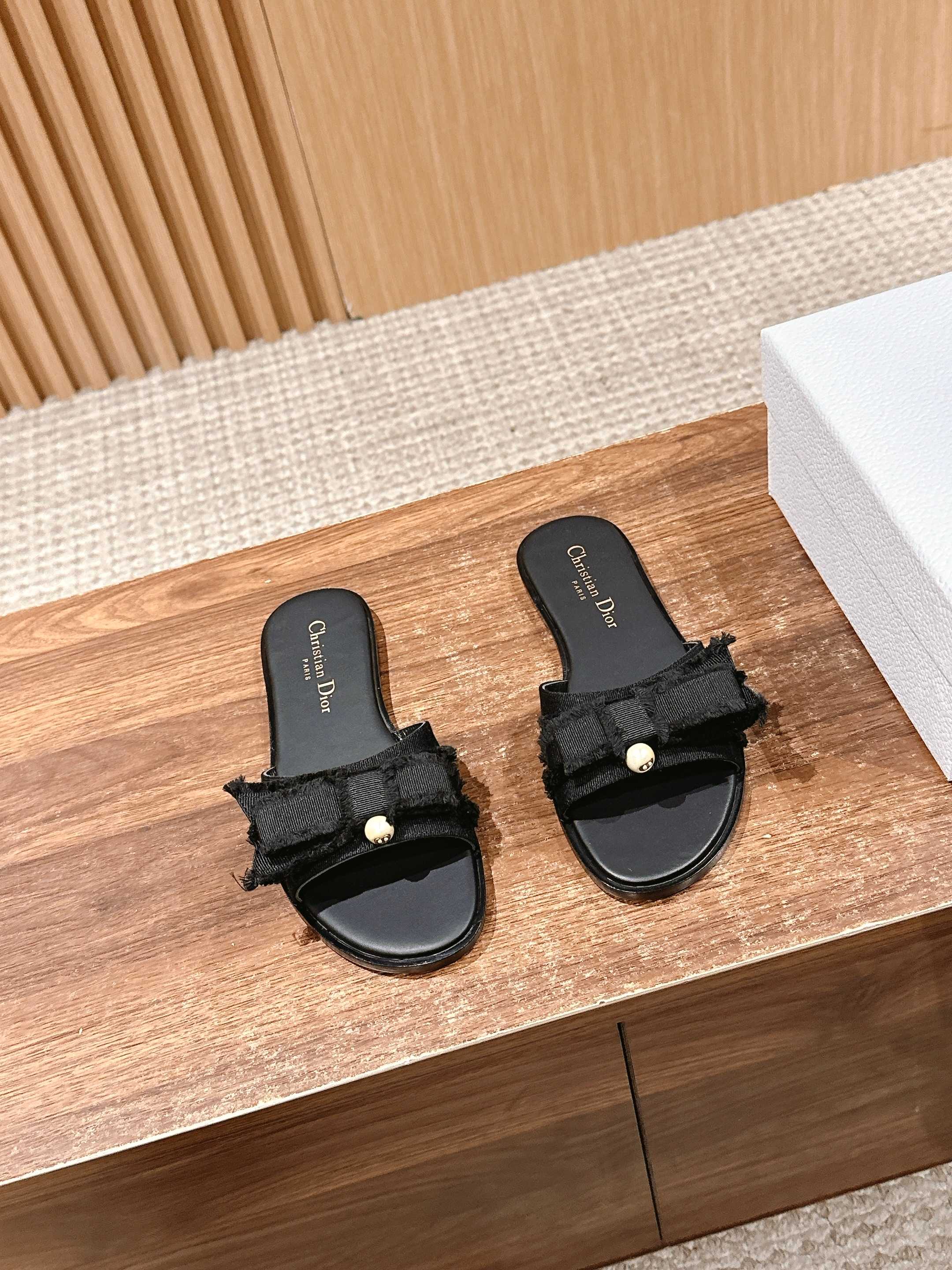 NO:247886,# Dior's new pearl butterfly slippers Black tassel grosgrain upper shows fashion style, embellished with white beads and bows to add elegant temperament to the modern look - MATERIAL material - imported custom fabric of upper inner sheepskin outsole Italian leather outsole size #35～40 (40/41 custom made without return or exchange), slippers, dior, slippers, sheepskin, Leather soles19860909# 迪奥新款珍珠蝴蝶拖鞋 黑色流苏罗缎鞋面尽显时尚格调 点缀以白色珠饰及蝴蝶结为摩登造型增添高雅气质 - MATERIAL 材质 - 鞋面进口定制面料 内里羊皮 大底意大利真皮大底 size#35～40（40/41定制不退换）,拖鞋,dior,slippers,sheepskin,Leather soles,Women's Shoes