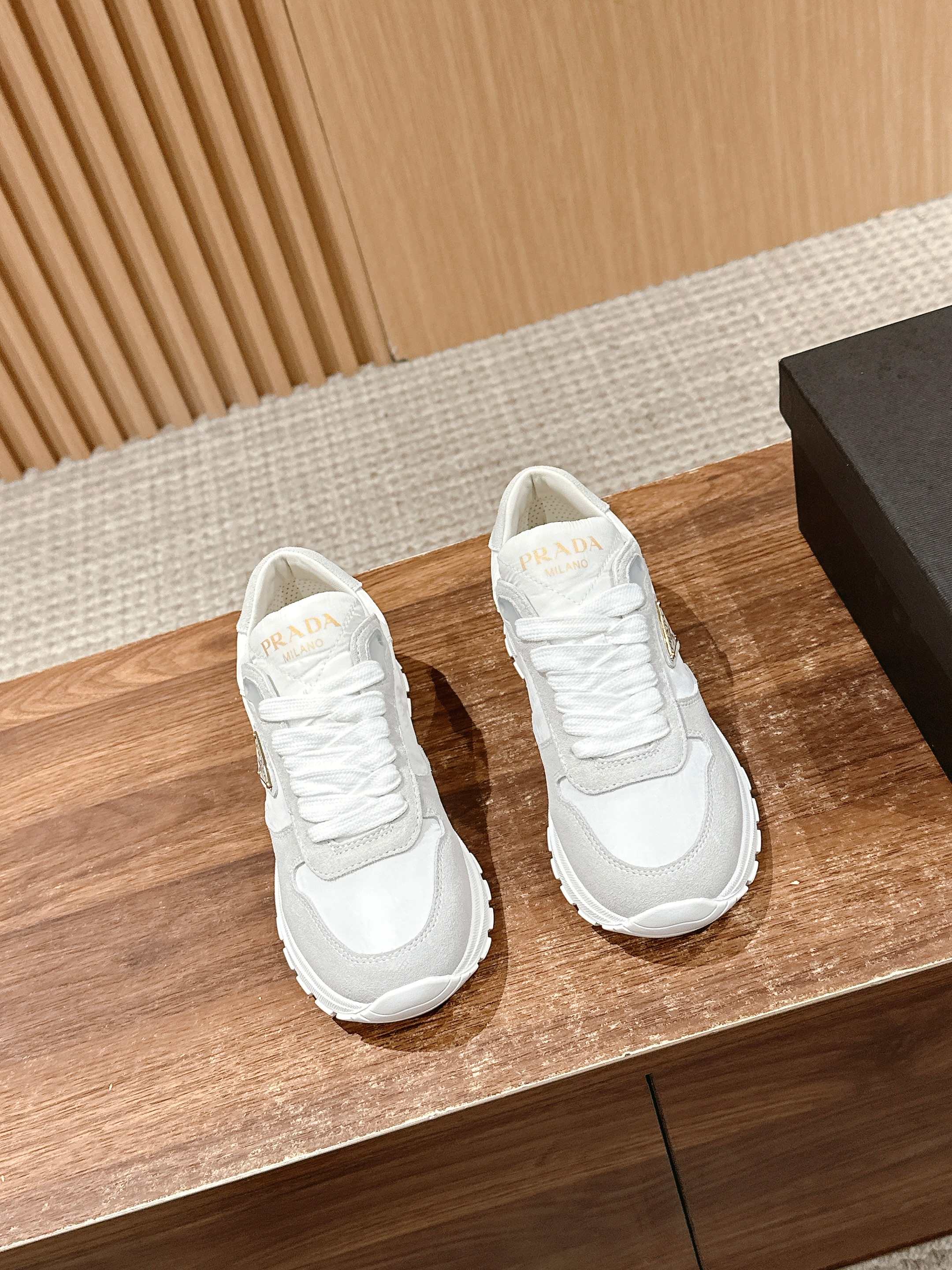 NO:247900,# Prada's new spring and summer girls' sneakers, suede and three-proof fabric splicing, presenting the texture is very summer, very lazy and casual!  The triangle mark is blessed, very exquisite!  Size35-39 (40 custom made without return or exchange), casual shoes/sports shoes, prada, sneakers, chamois leather19860909# 普拉达春夏女生运动鞋新品 麂皮和 三防布料拼接、呈现出来的质感就很夏天,很慵懒随性！ 三角标加持,很精致！Size35-39（40定做不退换）,休闲鞋/运动鞋,prada,sneakers,chamois leather,Women's Shoes