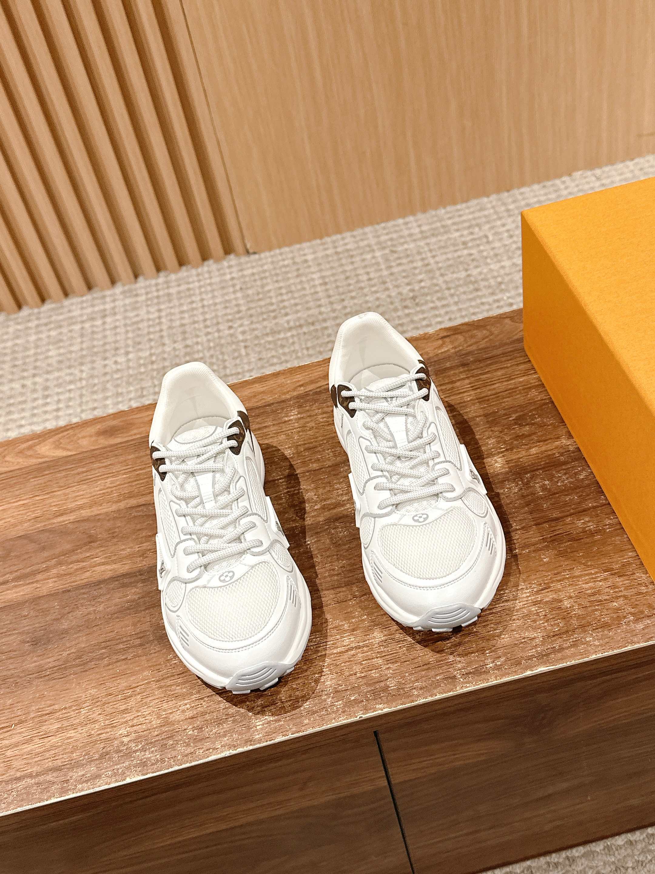 NO:247877,Men #Louis Vuitton's new couple casual sneakers LV also has its own silver horn king. Simple design reinterprets classic running shoes. Full of technology and sportiness. Fashionable, light and comfortable. Size35-45M, casual shoes/sports shoes, louis vuitton, louis vuitton, alexander wang, sneakers19860909男  #路易威登新品情侣款休闲运动鞋 LV也有自己的银角大王了 简约设计重绎经典跑鞋 科技感运动感满满 时尚轻盈又舒适 Size35-45M,休闲鞋/运动鞋,louis vuitton,louis vuitton,alexander wang,sneakers,Women's Shoes