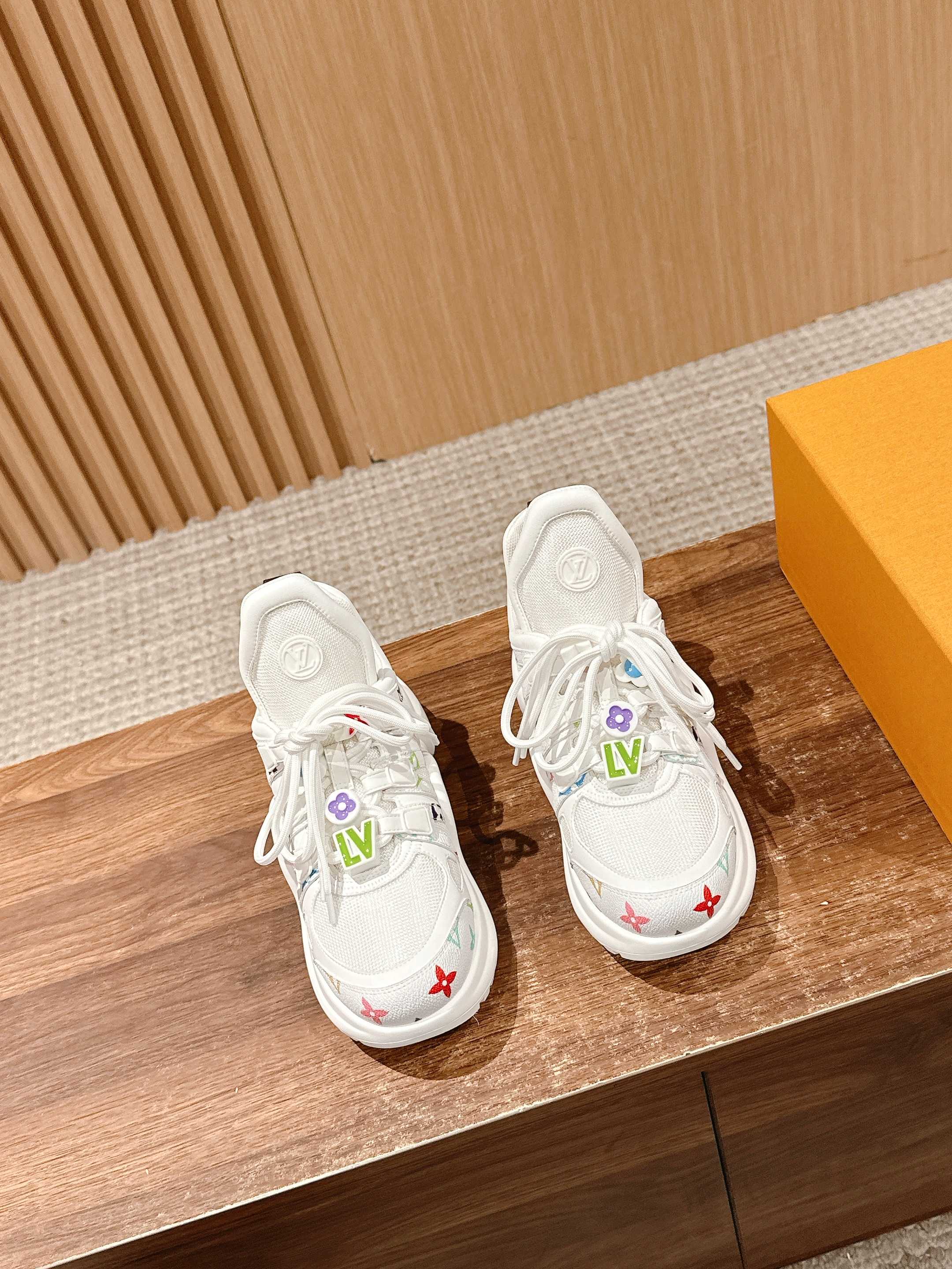 NO:247891,[Pendant buckle] # Louis Vuitton #New color matching dad shoes Di Lieba Zhong Chuxi and Song Yanfei are all loyal fans of dad shoes ~ The continuous new product series has added more color matching details, and the girl is full of heart!  Showing your youthful vitality, your daily outfits are super eye-catching. The new mesh is really beautiful!  It's so beautiful that I can't take my eyes off!  The classic arch design has always been called a beautiful leg artifact!  Absolutely man-friendly, the upper is consistent with cowhide, wear-resistant, and the original mold-opening TPU is a long-lasting TPU, shock-absorbing and wear-resistant, with excellent rebound force, and it looks slim and light and comfortable!  Increase height 5cm Size35-39 (40 custom made without return), casual shoes/sports shoes, louis vuitton, sneakers, cowhide19860909【挂件扣】 # 路易威登#新配色老爹鞋 迪丽热巴 钟楚曦 宋妍霏都是老爹鞋的忠实粉丝 ～ 不断的新品系列加入了更多配色细节,少女心爆棚！尽显青春活力,日常穿搭超级抢眼.新增网面,实在太好看！美到移不开眼！经典的拱形设计,一向被称之为美腿神器！绝对的人手必备 鞋面原版一致牛皮,耐穿耐磨 大底原版开模TPU,减震耐磨,回弹力超好,上脚巨显瘦.轻盈舒适！增高5cm Size35-39（40定做不退换）,休闲鞋/运动鞋,louis vuitton,sneakers,cowhide,Women's Shoes