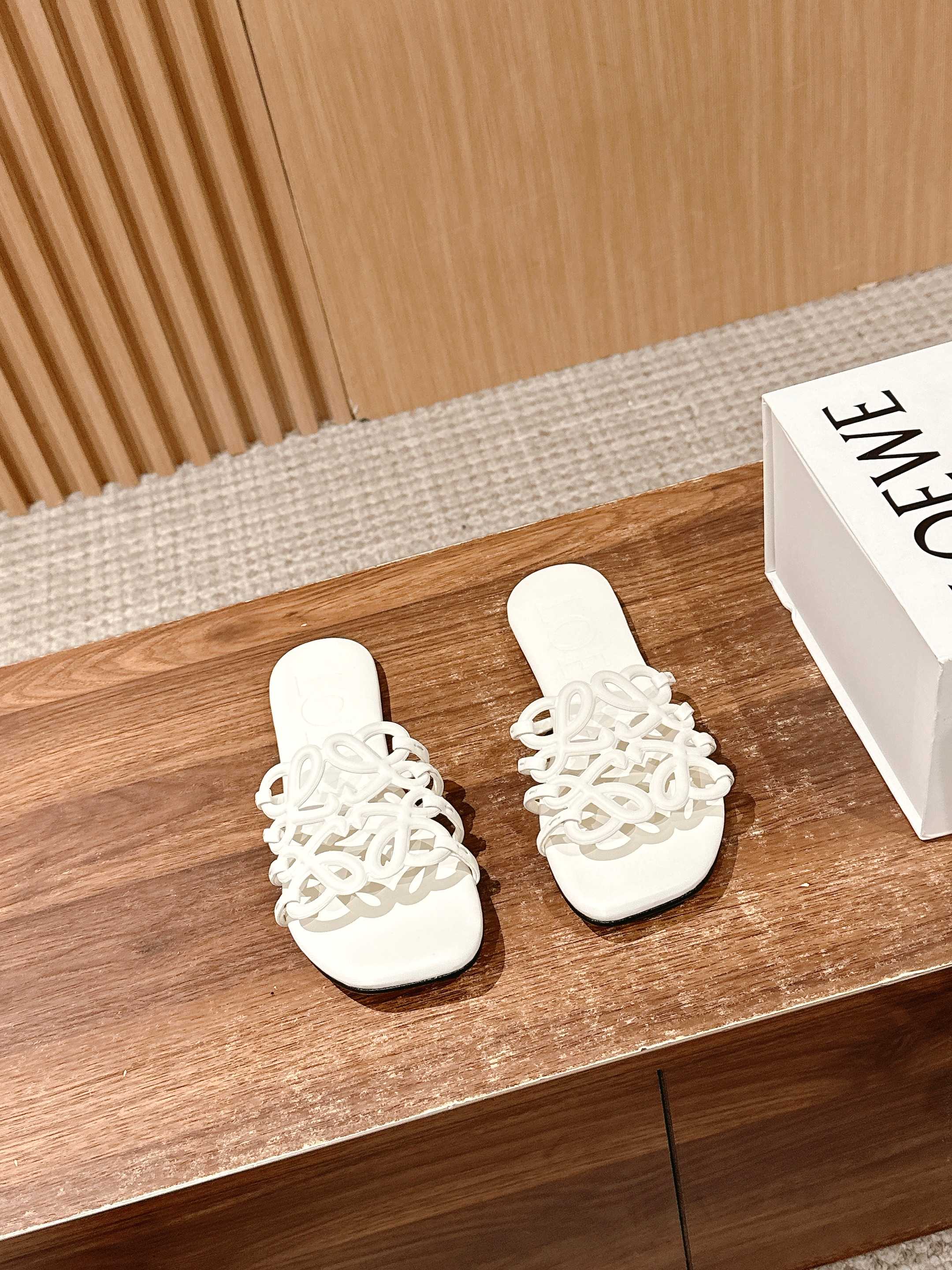 NO:248578,/ Luo Yiwei Spring and Summer new slippers Crazy grass planting simple design feels cleaner and more elegant, making you miss it. The color is also very pleasing and beautiful. The temperament is full of aura when you put it on, and it is simply invincible and handsome. The upper is made of cowhide print, the inside is tiptoed, sheepskin, Italy imported injection molded leather sole Size35-40 (40 custom made without return), slippers, loewe, slippers, cowhide, sheepskin, Leather soles19860909/ 罗意威春夏新款拖鞋 疯狂种草简约设计感觉更干净优雅 让你念念不忘 颜色也很耐看漂亮,上脚瞬间气质十足气场,简直无敌帅气有型 鞋面采用牛皮印花 内里踮脚 羊皮 意大利进口注塑真皮大底 Size35-40（40 定制不退换）,拖鞋,loewe,slippers,cowhide,sheepskin,Leather soles,Women's Shoes