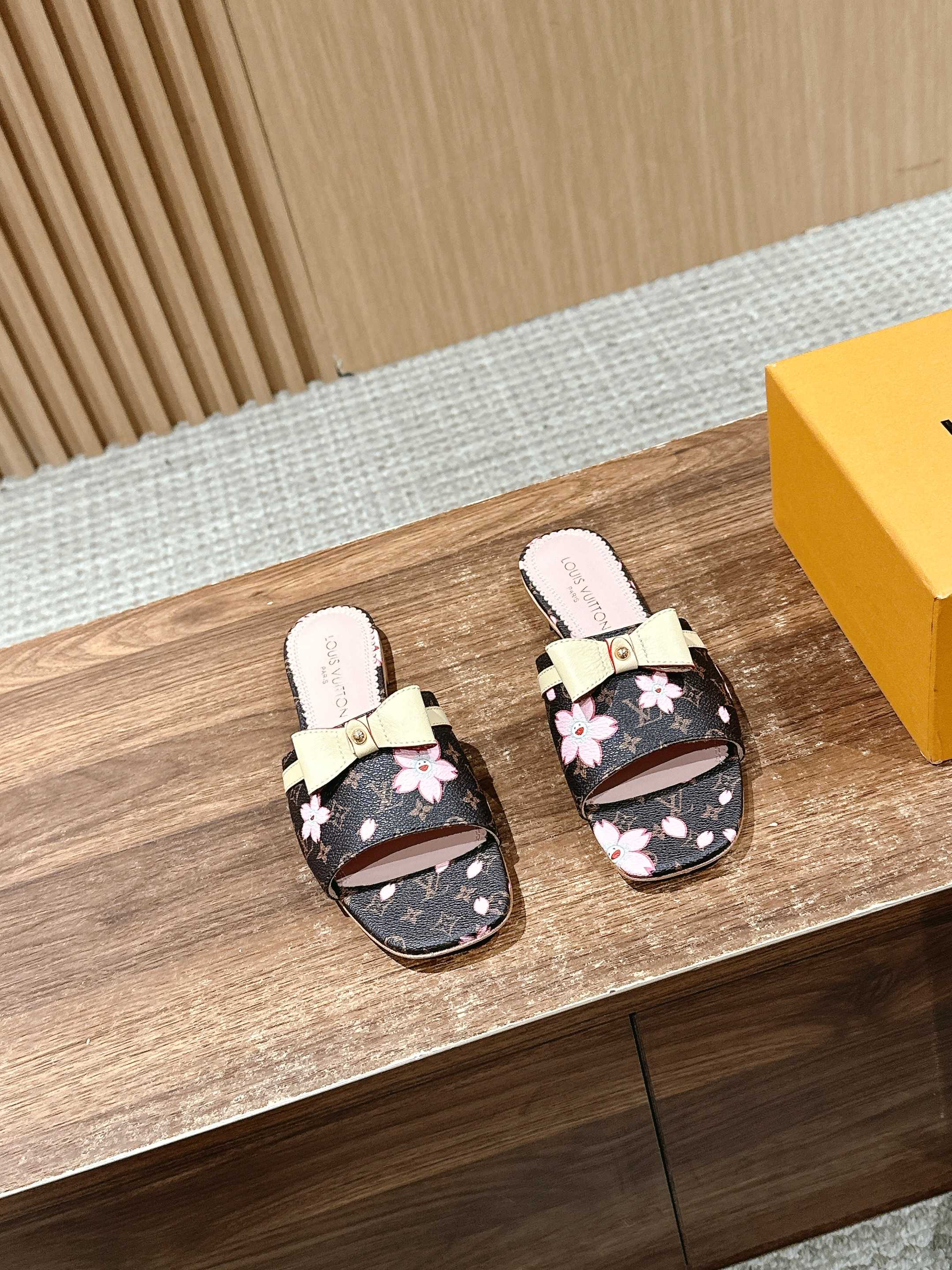 NO:248547,/ Donkey brand new denim series small butterfly flip-flops, printed slippers, sheepskin lining, genuine leather outsole. Whether paired with a simple white T-shirt and blue jeans to create a casual and casual daily look, or a flowing floral dress, attending a summer party can easily become the focus and have a very high fit!  Size35-39 (40/41 custom made without return or exchange), slippers, louis vuitton, slippers, skirts, jeans, tees, t-shirt, sheepskin, Leather soles19860909/ 驴牌新款丹宁牛仔系列小蝴蝶一字拖 印花拖鞋 羊皮内里 真皮大底 无论是搭配简约的白色T恤和蓝色牛仔裤,营造出休闲随性的日常look,还是配上飘逸的碎花连衣裙,出席夏日派对,都能轻松成为焦点,适配度超高！ Size35-39（40/41定做不退换）,拖鞋,louis vuitton,slippers,skirts,jeans,tees，t-shirt,sheepskin,Leather soles,Women's Shoes