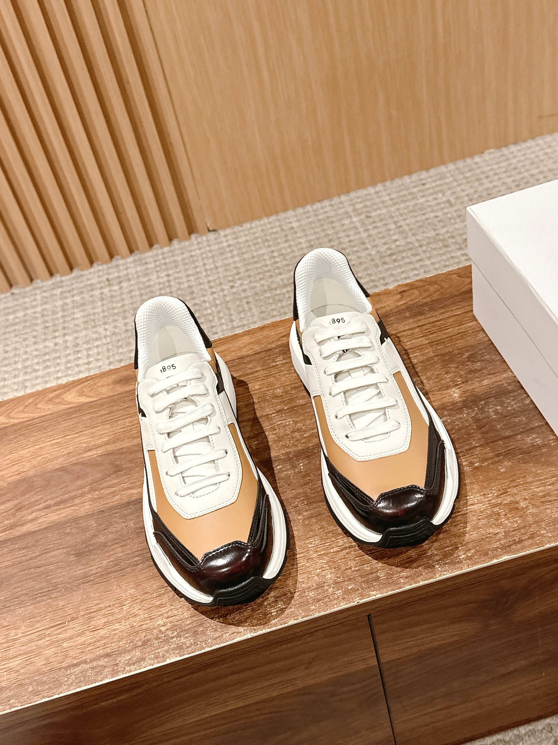 NO:248537,【官网】# Bruti upgraded version of the third generation private mold outsole Fast Track leather casual sports shoes Latest men's casual sports running shoes are spliced ​​and contrasting design with a variety of materials Imported color matte cowhide slim leather splicing technology cloth material Asymmetric laser tattoo Scritto pattern on the outside, bridging line blessed shape Breathable sports mesh white inner lining Cowhide insole high elastic Osole overall pressing New mold opening sole Look at the details TPU contrasting color anti-slip wear-resistant sole The mold has very high requirements for the delicateness of the mold. Mirror treatment polishing, sand spraying effect, and mold clamping division line adjustment, and finally the sole with a positive quality!  Size 39/40/41/42/43/44 (leather shoe size), casual shoes/sports shoes, sneakers, cowhide19860909【莞产】# 布鲁提 升级版第三代私模大底 Fast Track皮革休闲运动鞋  最新款男士休闲运动跑鞋 采用多种材质拼接撞色设计 进口彩色磨砂牛皮拼接科技布材质 外侧不对称激光刺青Scritto图纹 缉明线加持造型 透气运动网布白色内里 牛皮鞋垫高弹欧索莱整体压制 全新开模大底 看细节 TPU撞色防滑耐磨鞋底 模具的细腻度要求非常高 镜面处理抛光,喷沙效果,合模分割线调整,最终才能生产正品质感的鞋底！ 尺码39/40/41/42/43/44（皮鞋码）,休闲鞋/运动鞋,sneakers,cowhide,Women's Shoes