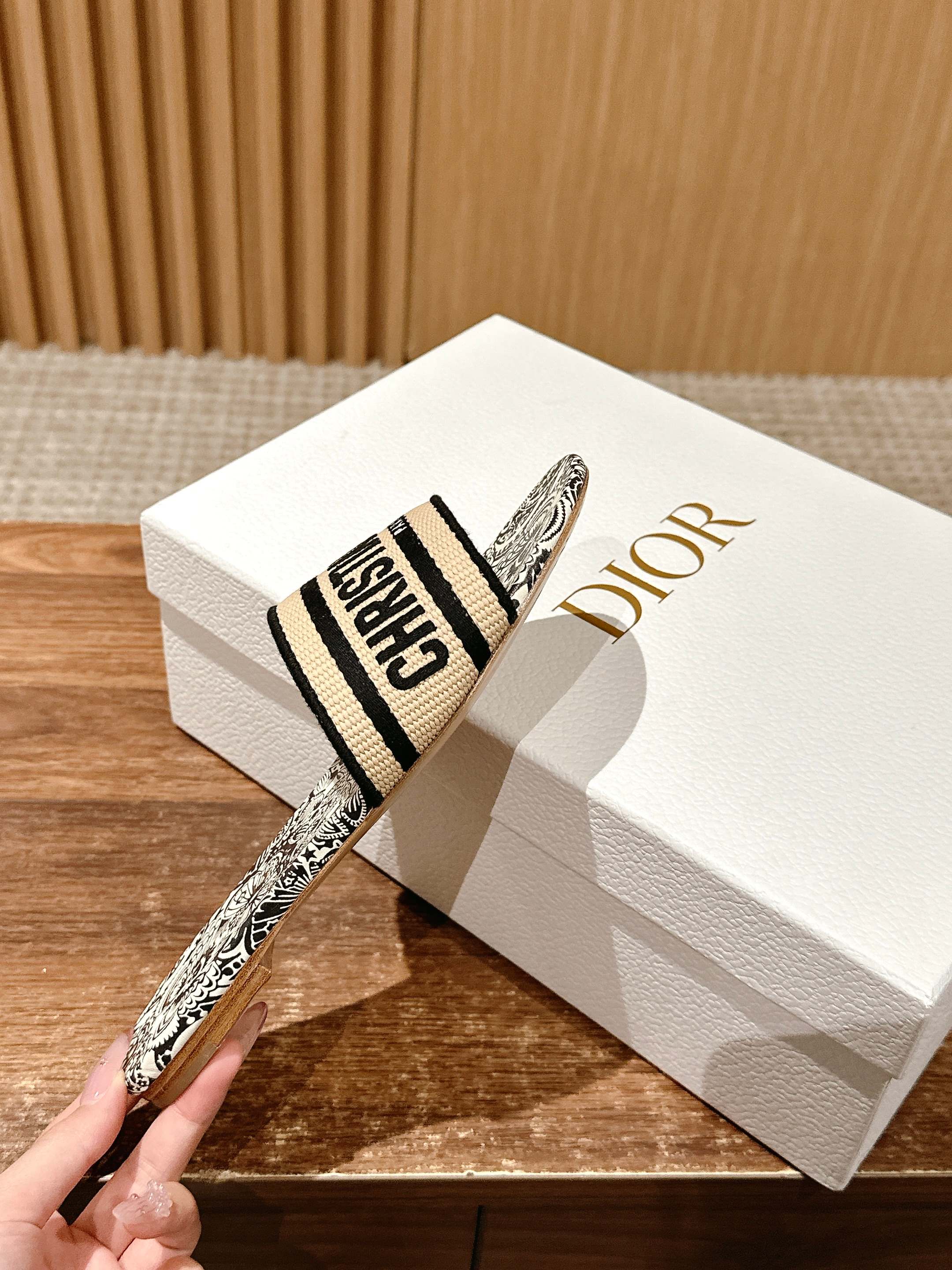 𝐂𝐡𝐫𝐢𝐬𝐭𝐢𝐚𝐧 𝐃𝐢𝐨𝐫# 迪奥春夏新款升级刺绣拖鞋，这款拖鞋真的好穿又好看，今年的颜色真的超美，每