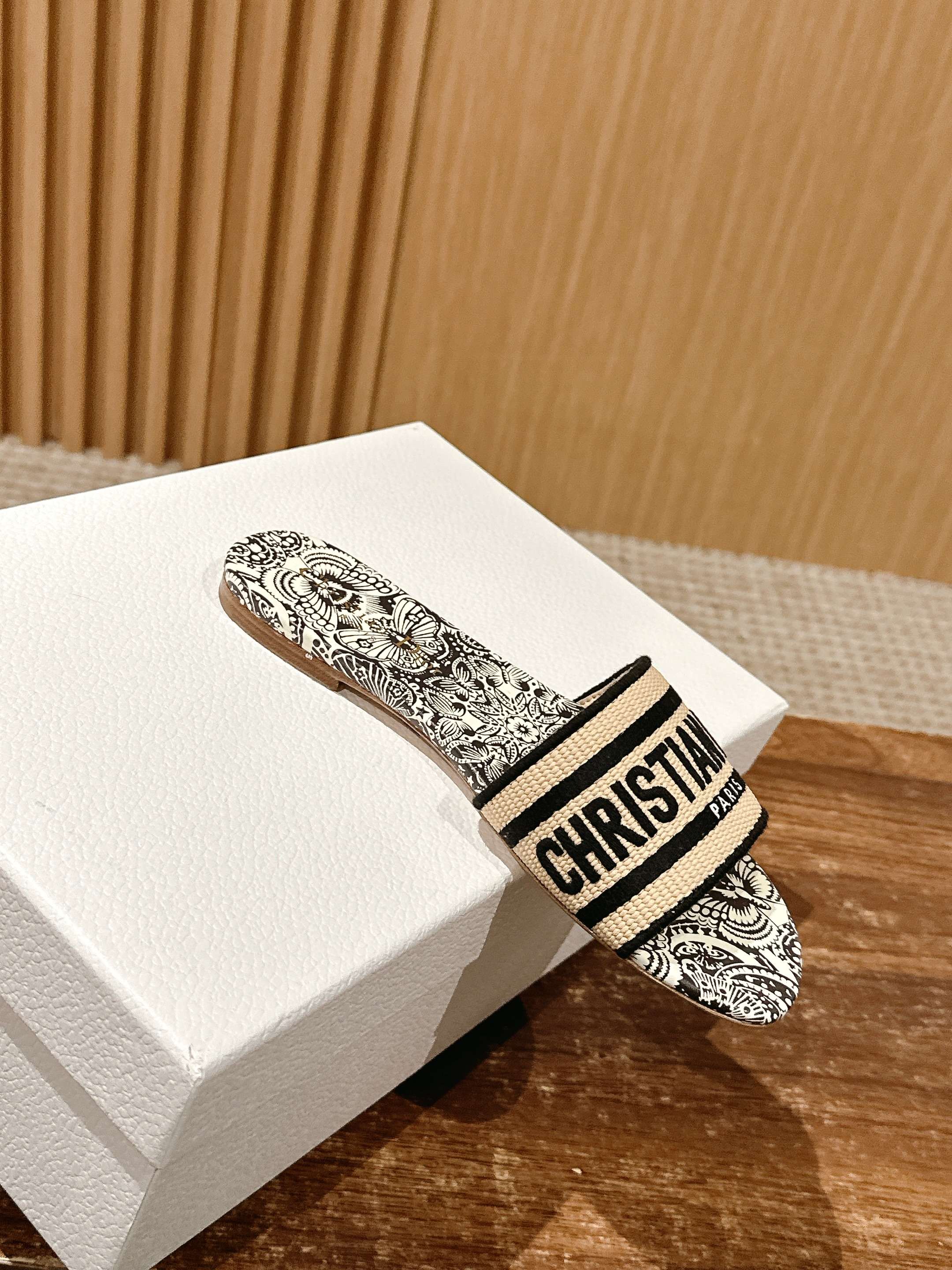 𝐂𝐡𝐫𝐢𝐬𝐭𝐢𝐚𝐧 𝐃𝐢𝐨𝐫# 迪奥春夏新款升级刺绣拖鞋，这款拖鞋真的好穿又好看，今年的颜色真的超美，每