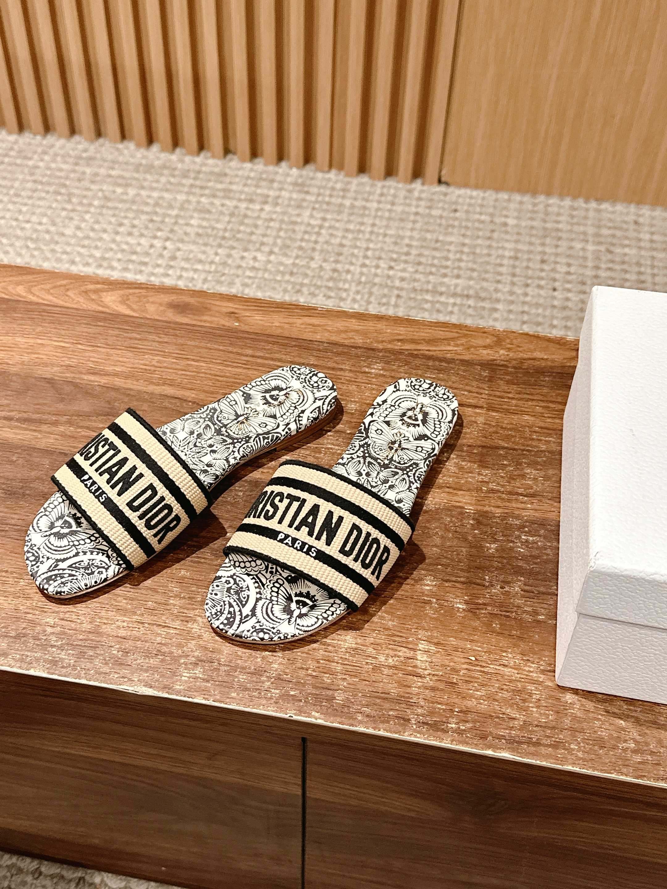 𝐂𝐡𝐫𝐢𝐬𝐭𝐢𝐚𝐧 𝐃𝐢𝐨𝐫# 迪奥春夏新款升级刺绣拖鞋，这款拖鞋真的好穿又好看，今年的颜色真的超美，每