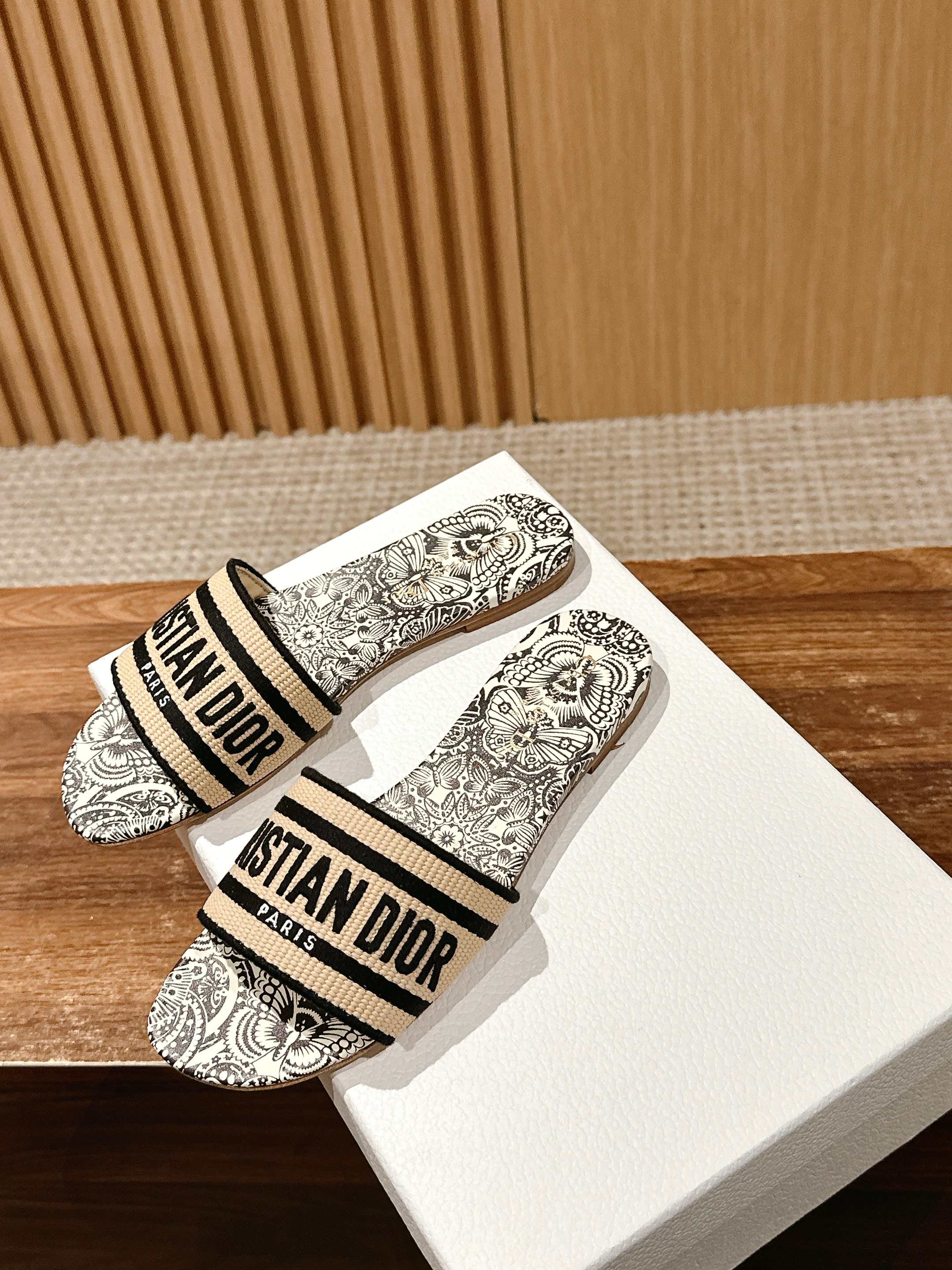 𝐂𝐡𝐫𝐢𝐬𝐭𝐢𝐚𝐧 𝐃𝐢𝐨𝐫# 迪奥春夏新款升级刺绣拖鞋，这款拖鞋真的好穿又好看，今年的颜色真的超美，每