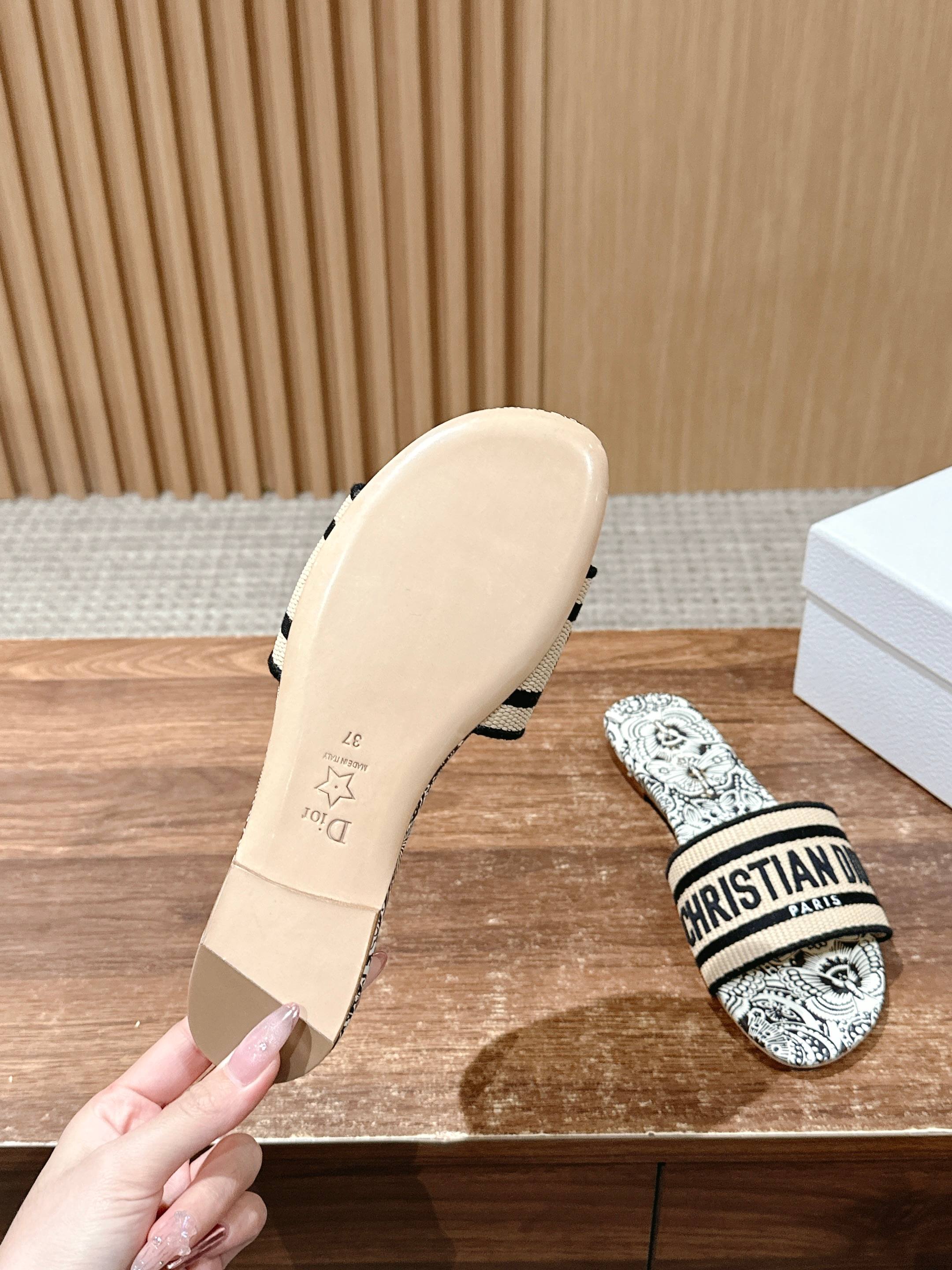 𝐂𝐡𝐫𝐢𝐬𝐭𝐢𝐚𝐧 𝐃𝐢𝐨𝐫# 迪奥春夏新款升级刺绣拖鞋，这款拖鞋真的好穿又好看，今年的颜色真的超美，每