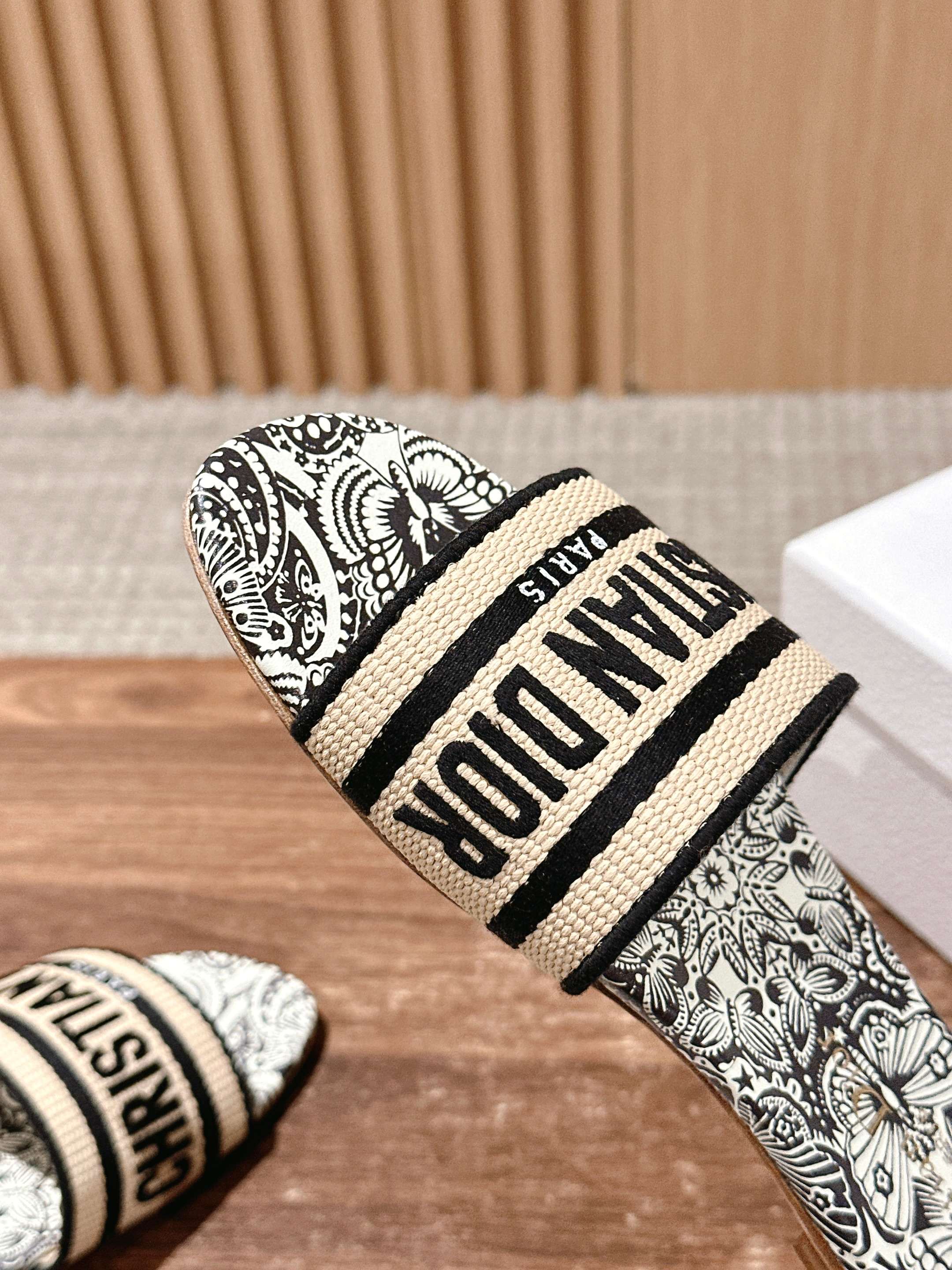 𝐂𝐡𝐫𝐢𝐬𝐭𝐢𝐚𝐧 𝐃𝐢𝐨𝐫# 迪奥春夏新款升级刺绣拖鞋，这款拖鞋真的好穿又好看，今年的颜色真的超美，每