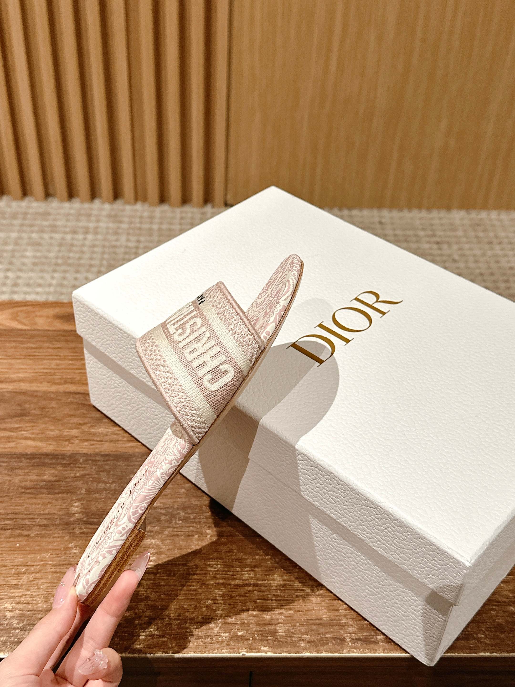 𝐂𝐡𝐫𝐢𝐬𝐭𝐢𝐚𝐧 𝐃𝐢𝐨𝐫# 迪奥春夏新款升级刺绣拖鞋，这款拖鞋真的好穿又好看，今年的颜色真的超美，每