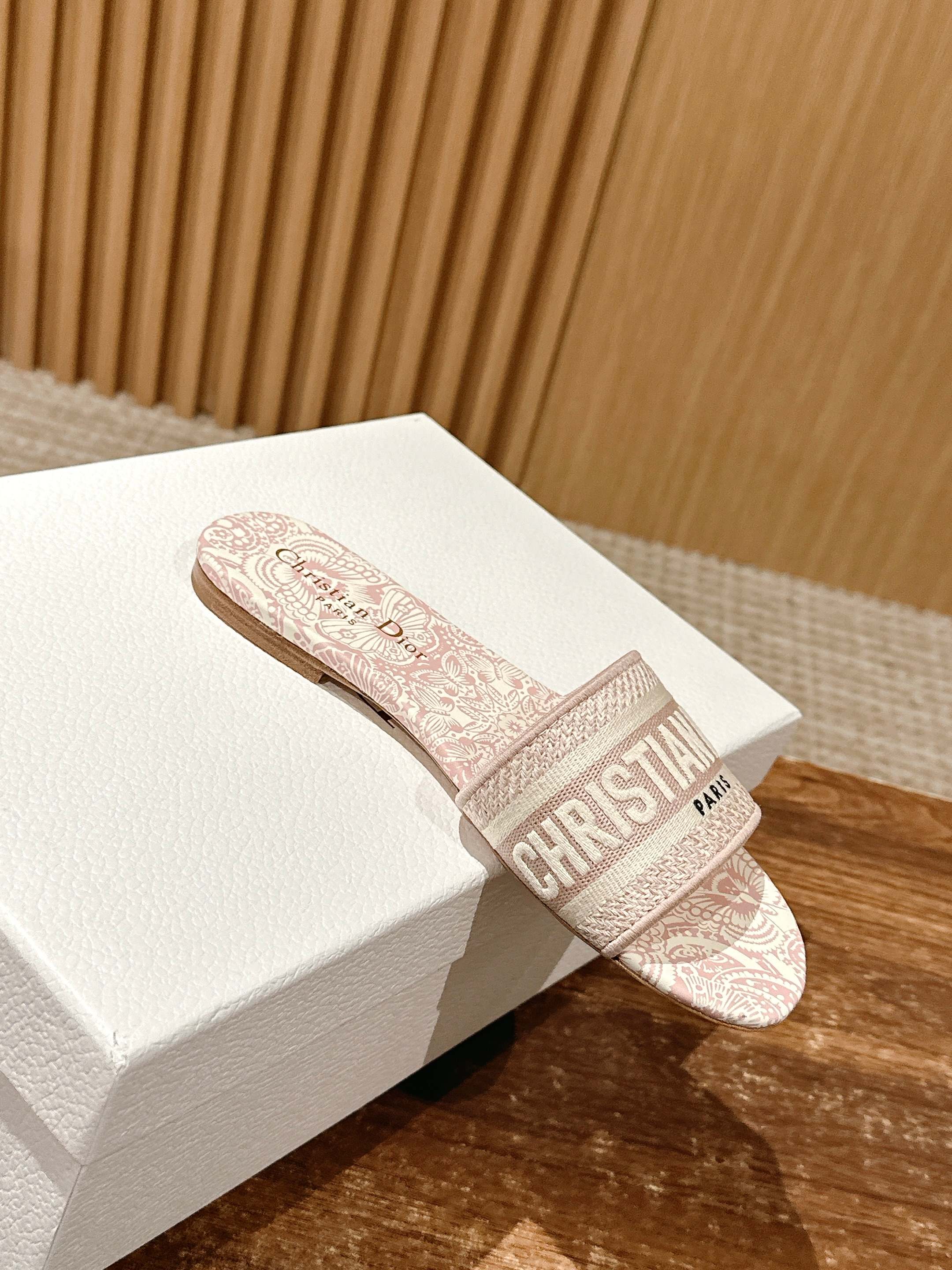 𝐂𝐡𝐫𝐢𝐬𝐭𝐢𝐚𝐧 𝐃𝐢𝐨𝐫# 迪奥春夏新款升级刺绣拖鞋，这款拖鞋真的好穿又好看，今年的颜色真的超美，每