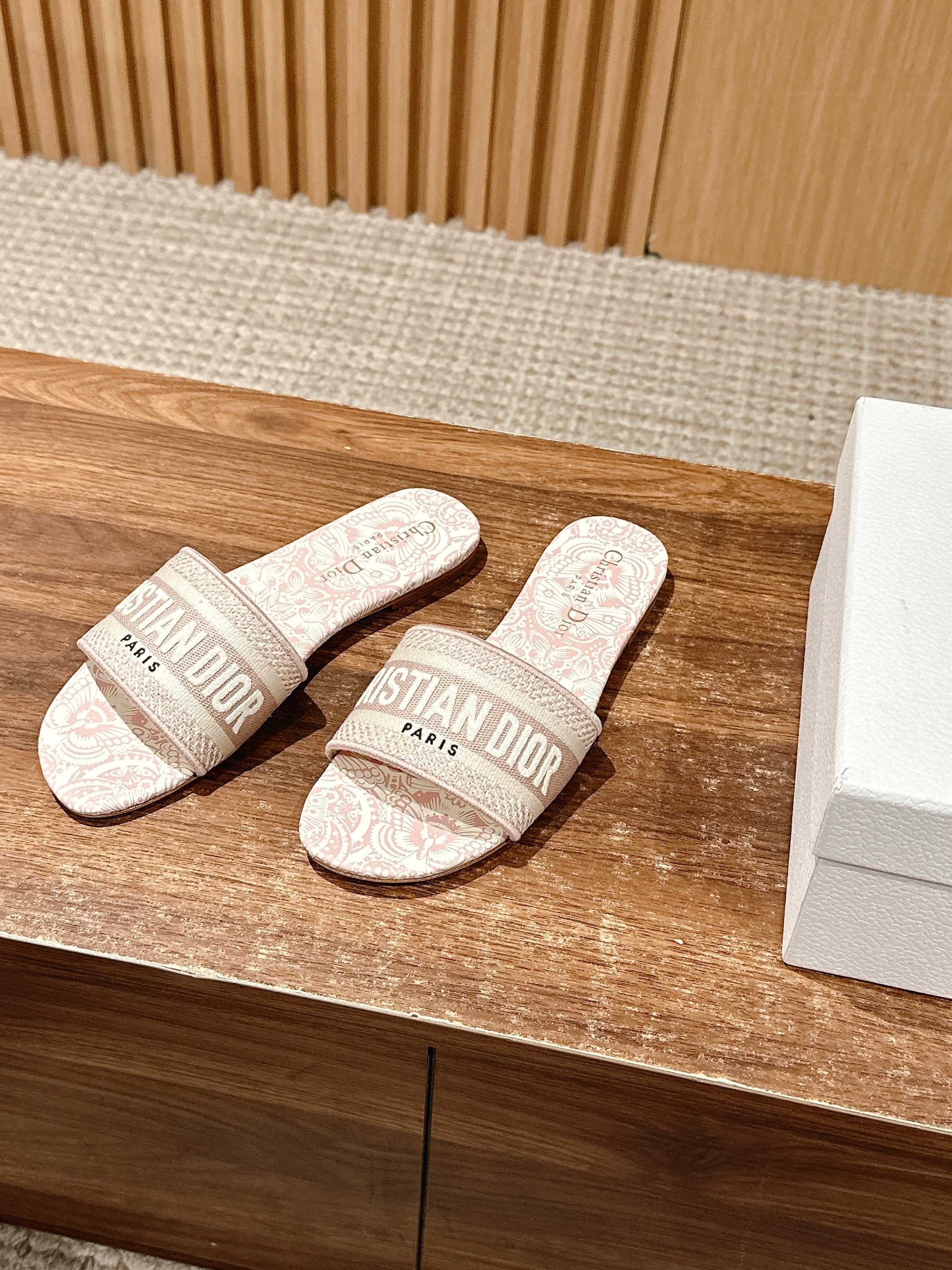 𝐂𝐡𝐫𝐢𝐬𝐭𝐢𝐚𝐧 𝐃𝐢𝐨𝐫# 迪奥春夏新款升级刺绣拖鞋，这款拖鞋真的好穿又好看，今年的颜色真的超美，每