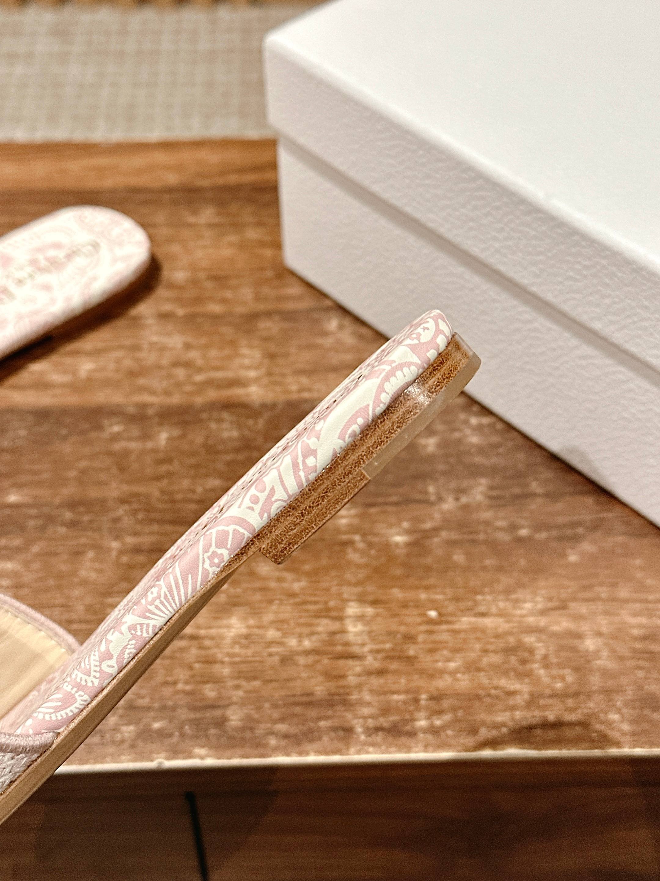 𝐂𝐡𝐫𝐢𝐬𝐭𝐢𝐚𝐧 𝐃𝐢𝐨𝐫# 迪奥春夏新款升级刺绣拖鞋，这款拖鞋真的好穿又好看，今年的颜色真的超美，每