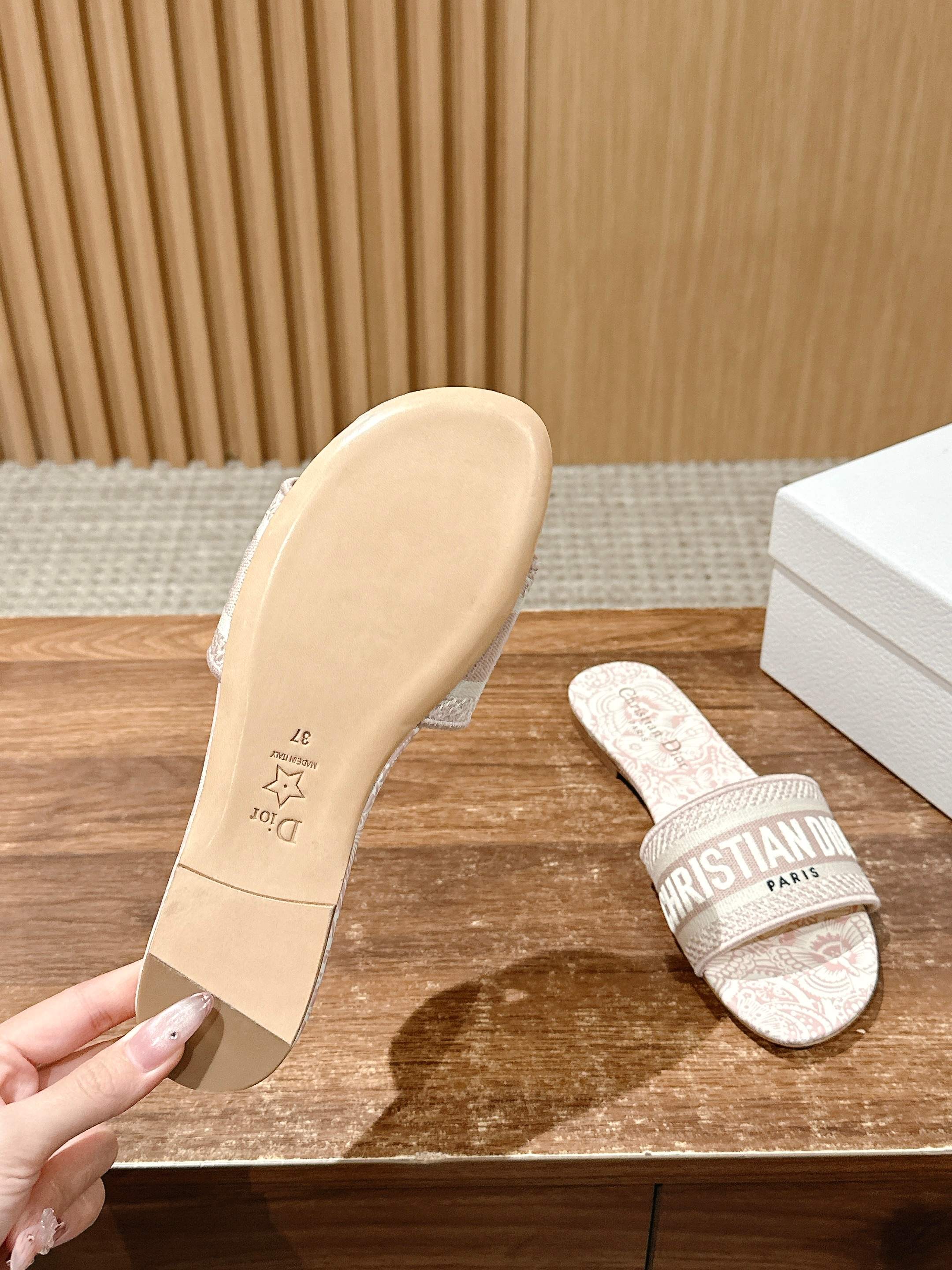 𝐂𝐡𝐫𝐢𝐬𝐭𝐢𝐚𝐧 𝐃𝐢𝐨𝐫# 迪奥春夏新款升级刺绣拖鞋，这款拖鞋真的好穿又好看，今年的颜色真的超美，每