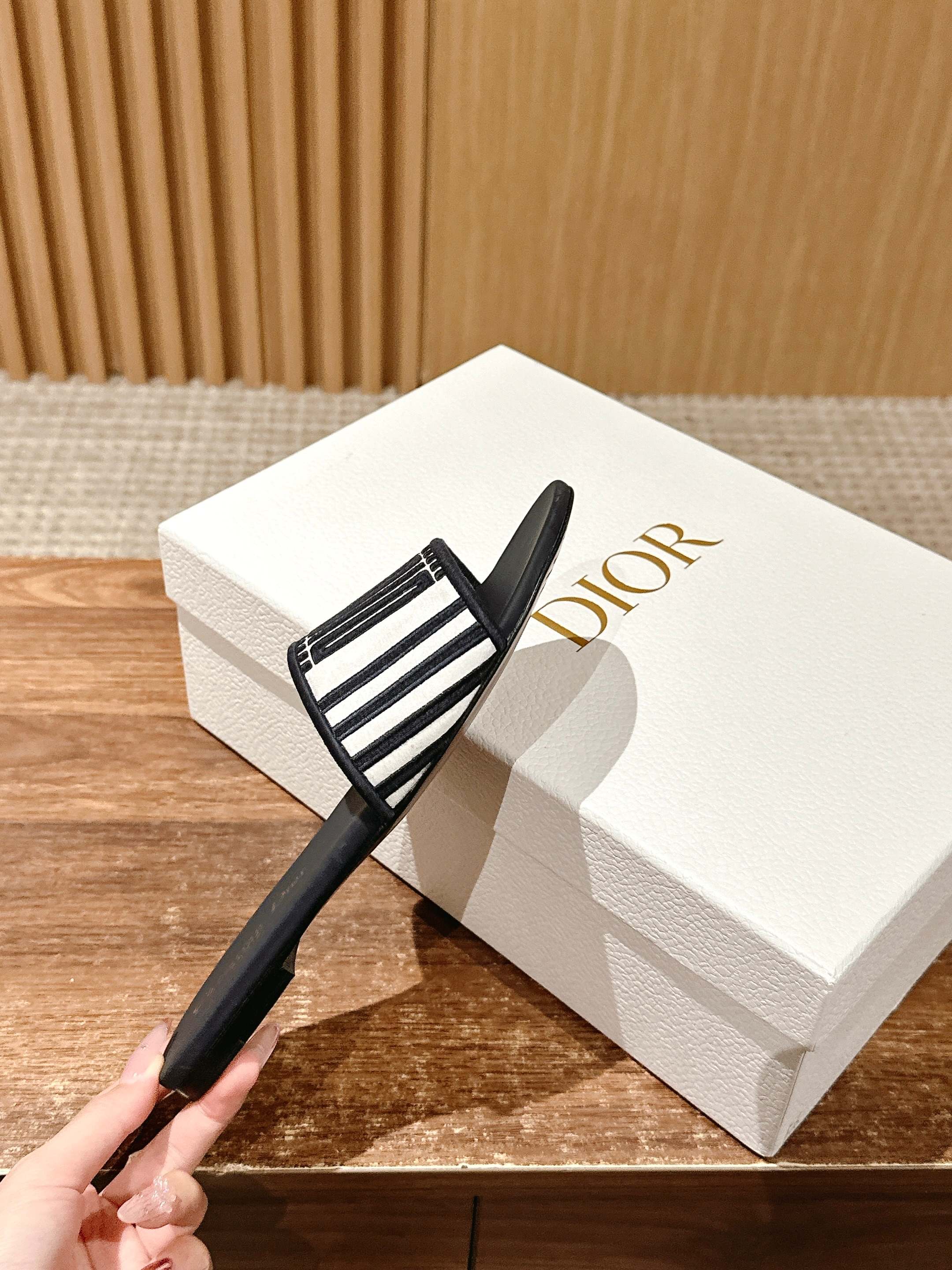 𝐂𝐡𝐫𝐢𝐬𝐭𝐢𝐚𝐧 𝐃𝐢𝐨𝐫# 迪奥春夏新款升级刺绣拖鞋，这款拖鞋真的好穿又好看，今年的颜色真的超美，每