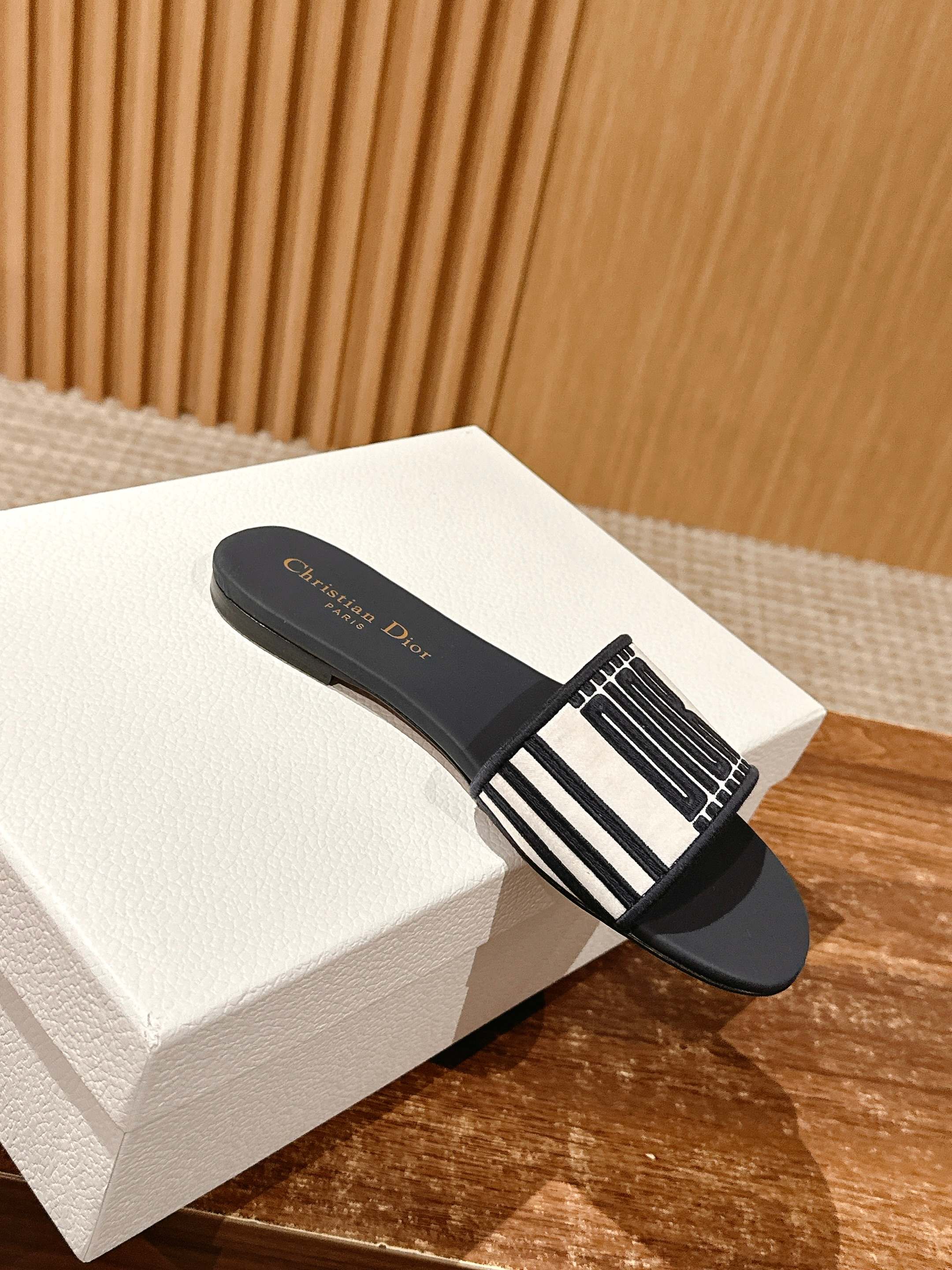 𝐂𝐡𝐫𝐢𝐬𝐭𝐢𝐚𝐧 𝐃𝐢𝐨𝐫# 迪奥春夏新款升级刺绣拖鞋，这款拖鞋真的好穿又好看，今年的颜色真的超美，每