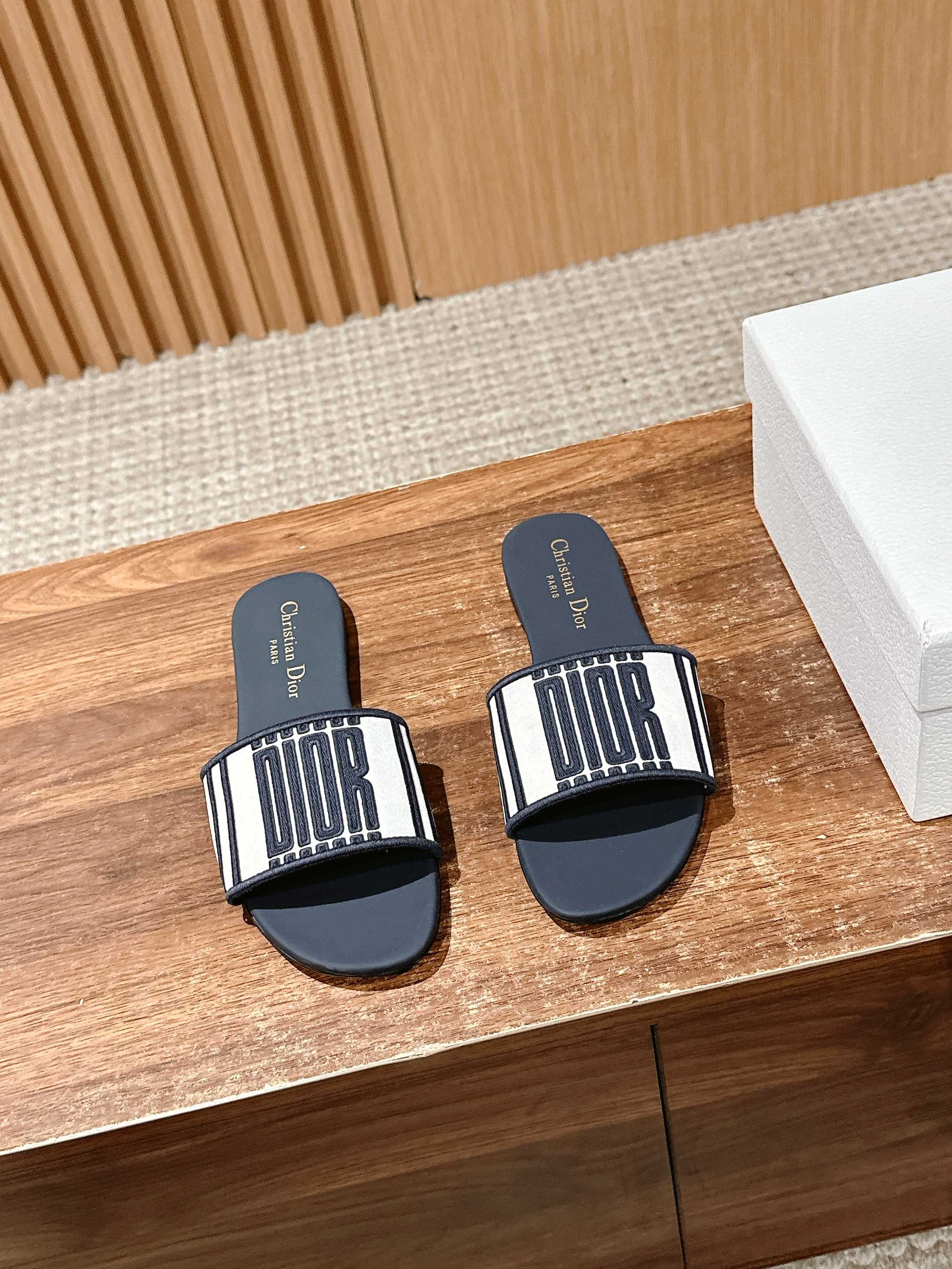 𝐂𝐡𝐫𝐢𝐬𝐭𝐢𝐚𝐧 𝐃𝐢𝐨𝐫# 迪奥春夏新款升级刺绣拖鞋，这款拖鞋真的好穿又好看，今年的颜色真的超美，每