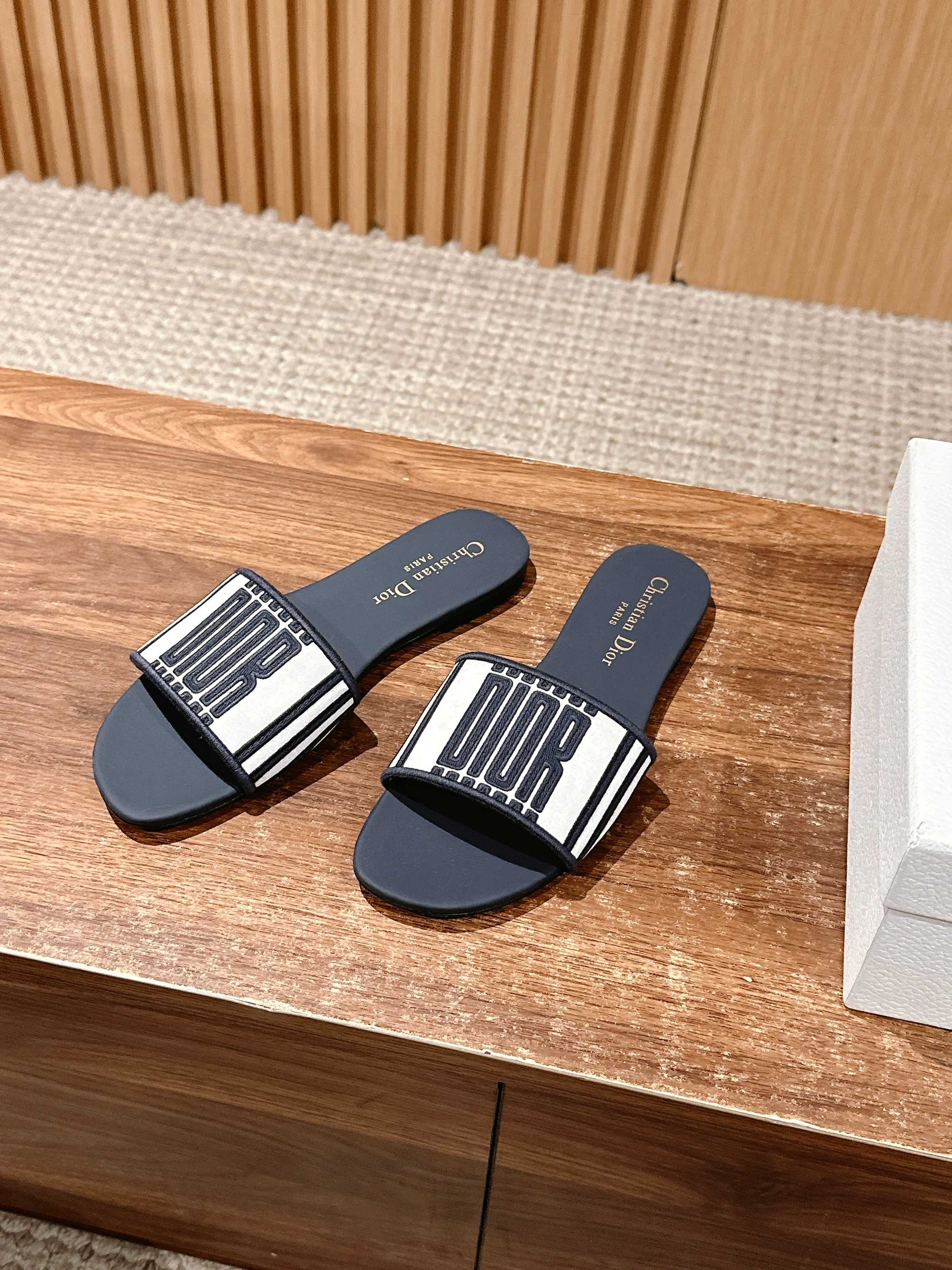 𝐂𝐡𝐫𝐢𝐬𝐭𝐢𝐚𝐧 𝐃𝐢𝐨𝐫# 迪奥春夏新款升级刺绣拖鞋，这款拖鞋真的好穿又好看，今年的颜色真的超美，每