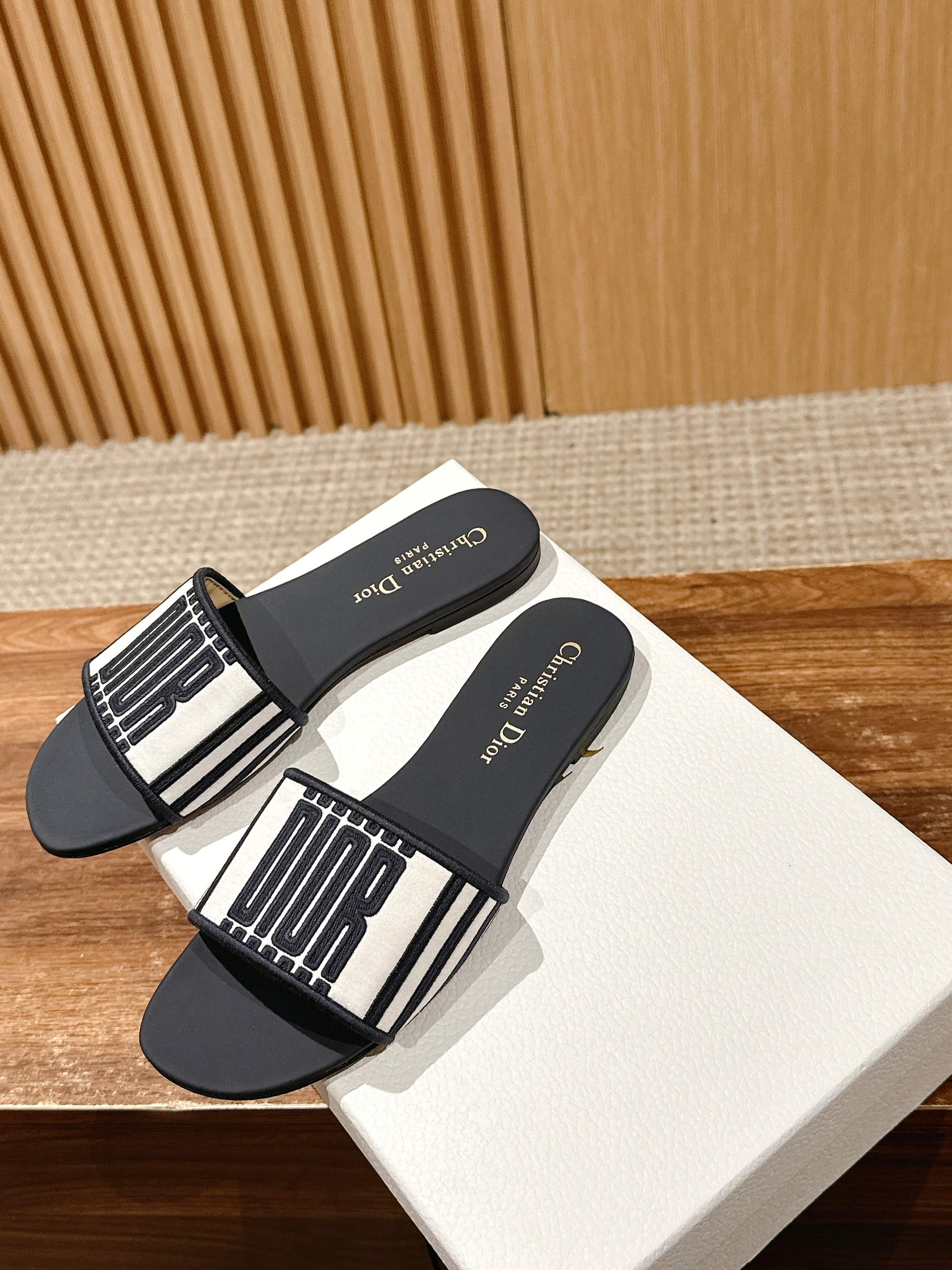 𝐂𝐡𝐫𝐢𝐬𝐭𝐢𝐚𝐧 𝐃𝐢𝐨𝐫# 迪奥春夏新款升级刺绣拖鞋，这款拖鞋真的好穿又好看，今年的颜色真的超美，每