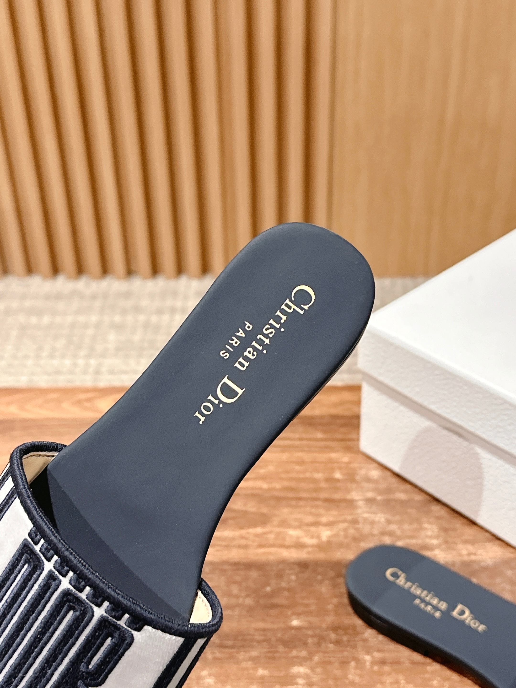 𝐂𝐡𝐫𝐢𝐬𝐭𝐢𝐚𝐧 𝐃𝐢𝐨𝐫# 迪奥春夏新款升级刺绣拖鞋，这款拖鞋真的好穿又好看，今年的颜色真的超美，每