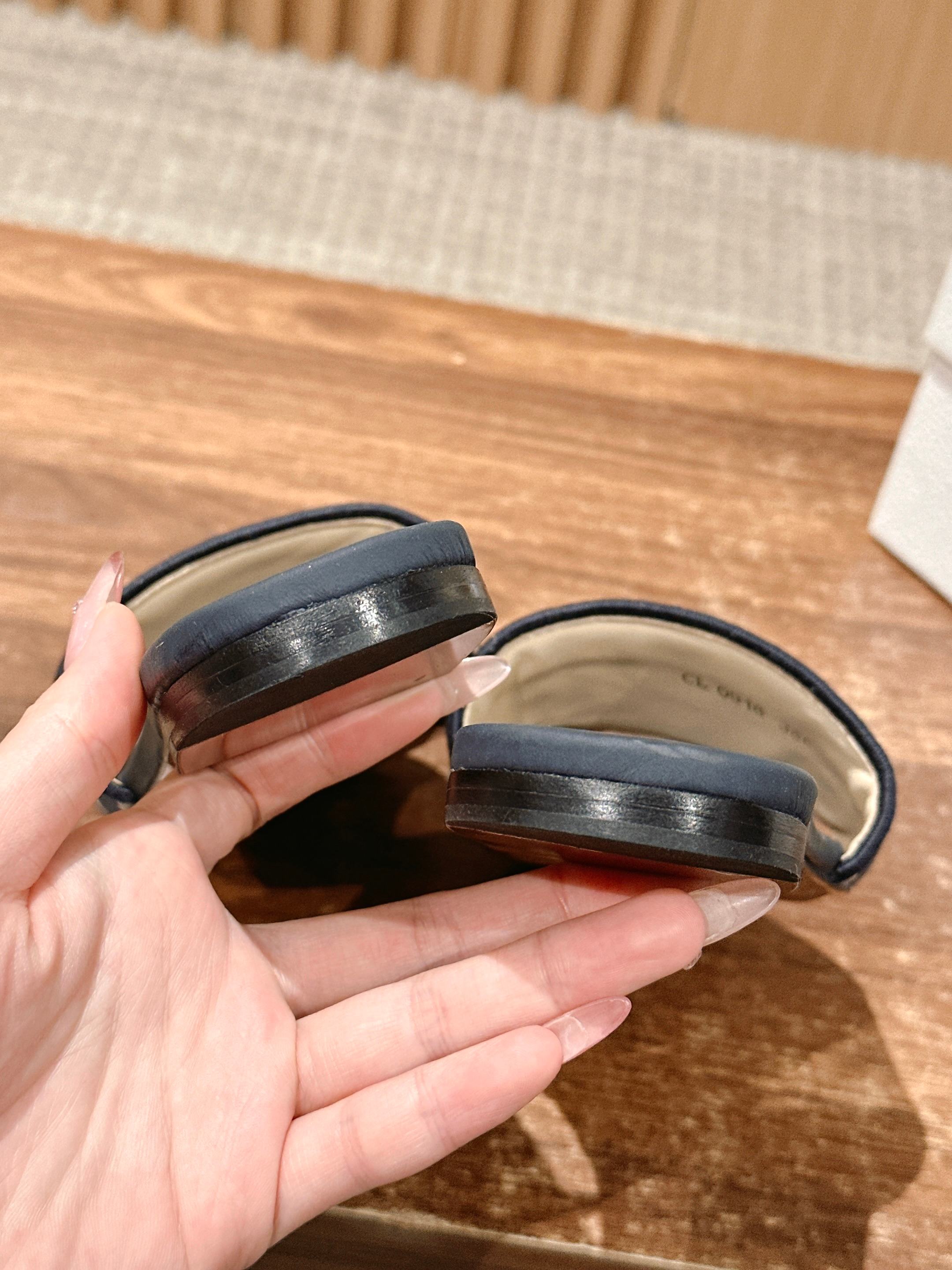 𝐂𝐡𝐫𝐢𝐬𝐭𝐢𝐚𝐧 𝐃𝐢𝐨𝐫# 迪奥春夏新款升级刺绣拖鞋，这款拖鞋真的好穿又好看，今年的颜色真的超美，每