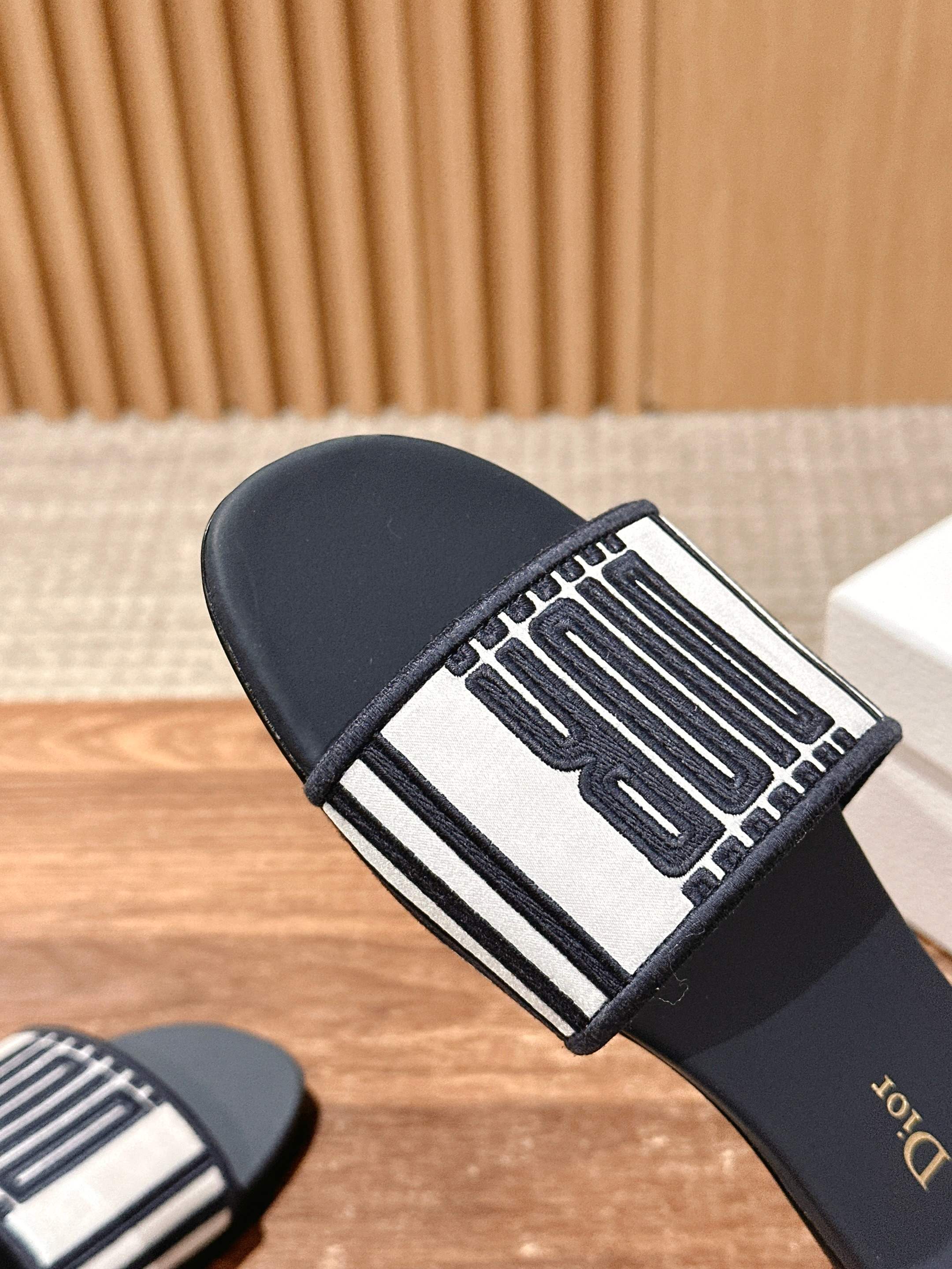 𝐂𝐡𝐫𝐢𝐬𝐭𝐢𝐚𝐧 𝐃𝐢𝐨𝐫# 迪奥春夏新款升级刺绣拖鞋，这款拖鞋真的好穿又好看，今年的颜色真的超美，每