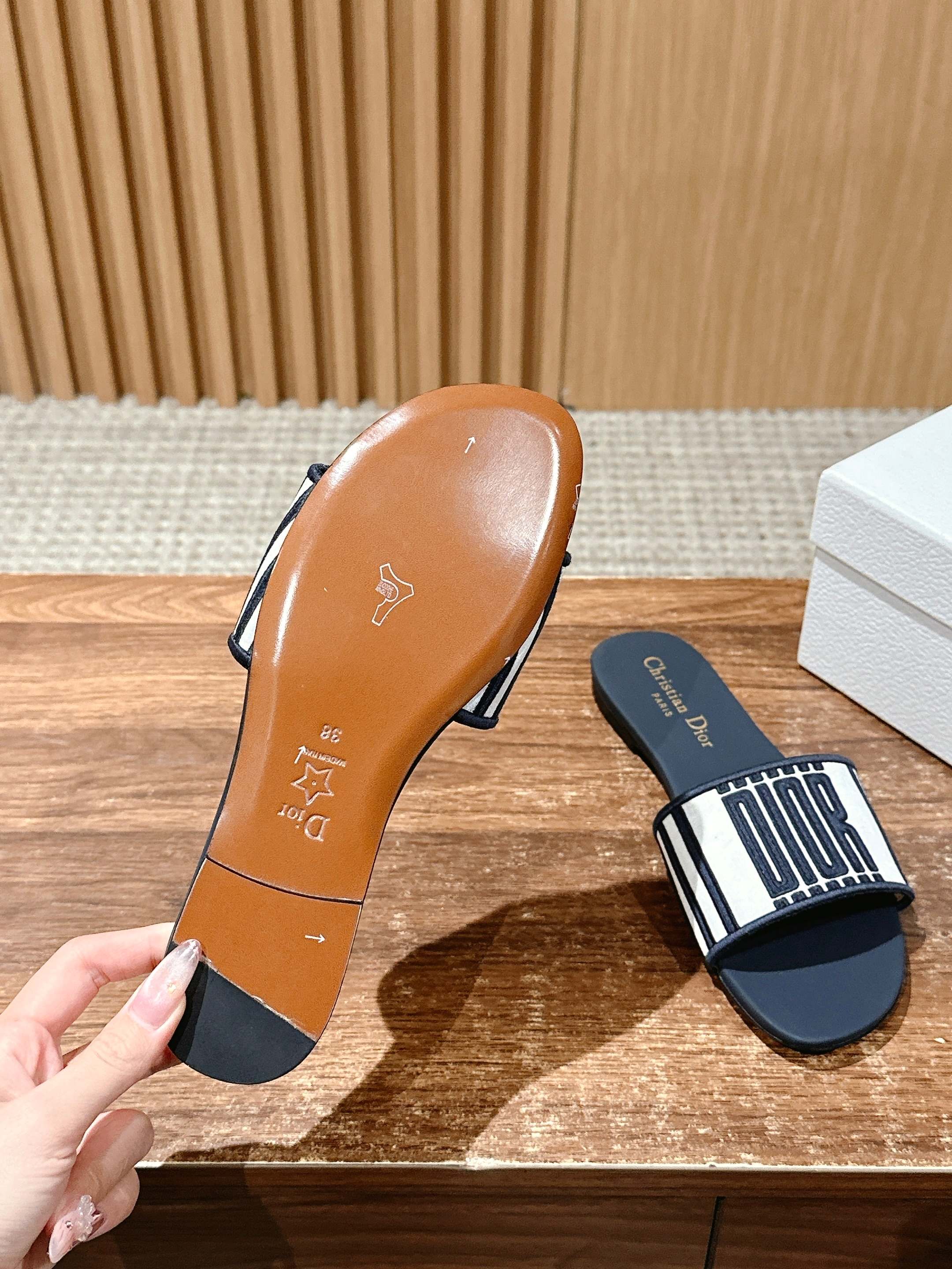 𝐂𝐡𝐫𝐢𝐬𝐭𝐢𝐚𝐧 𝐃𝐢𝐨𝐫# 迪奥春夏新款升级刺绣拖鞋，这款拖鞋真的好穿又好看，今年的颜色真的超美，每