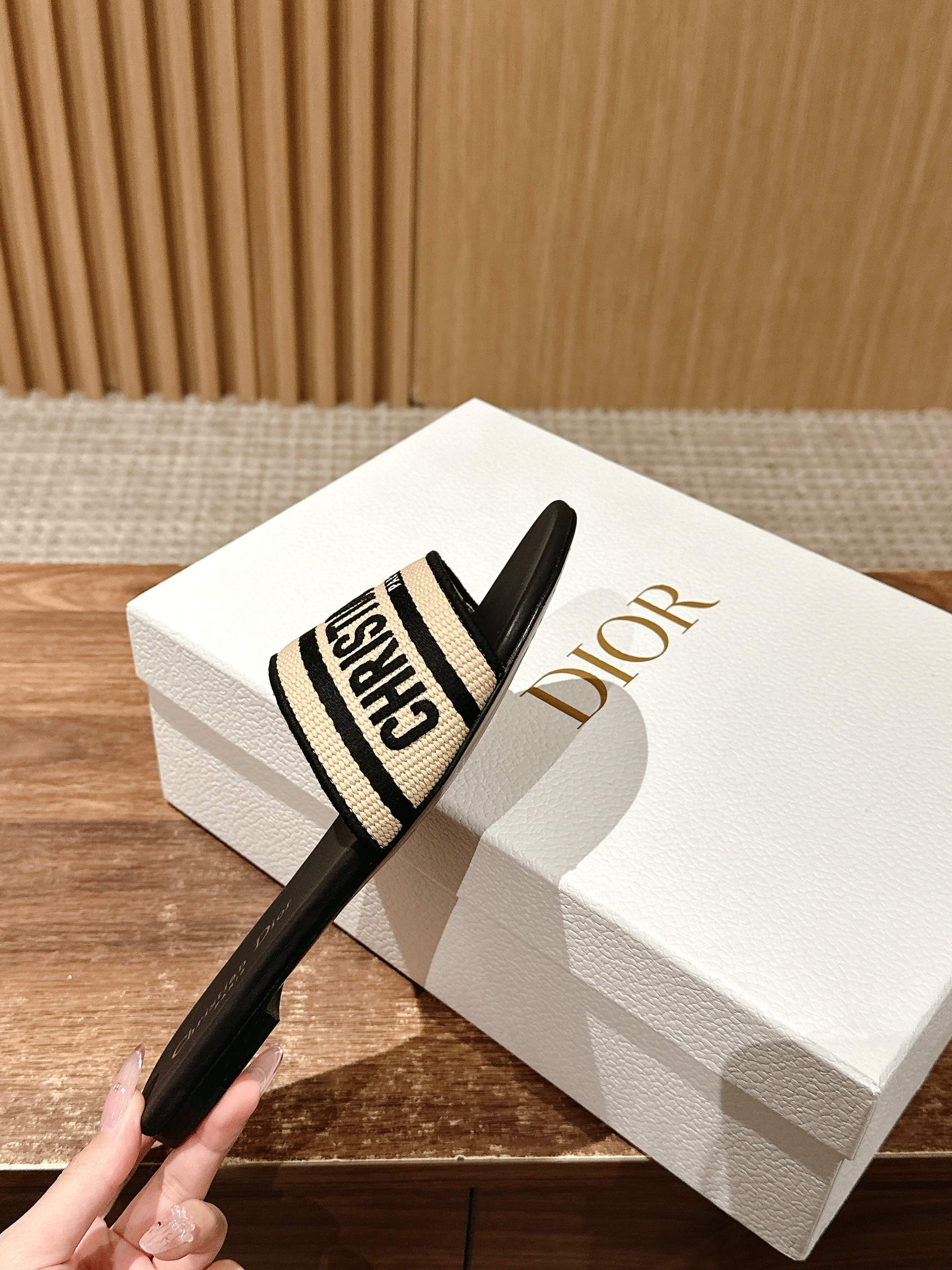 𝐂𝐡𝐫𝐢𝐬𝐭𝐢𝐚𝐧 𝐃𝐢𝐨𝐫# 迪奥春夏新款升级刺绣拖鞋，这款拖鞋真的好穿又好看，今年的颜色真的超美，每