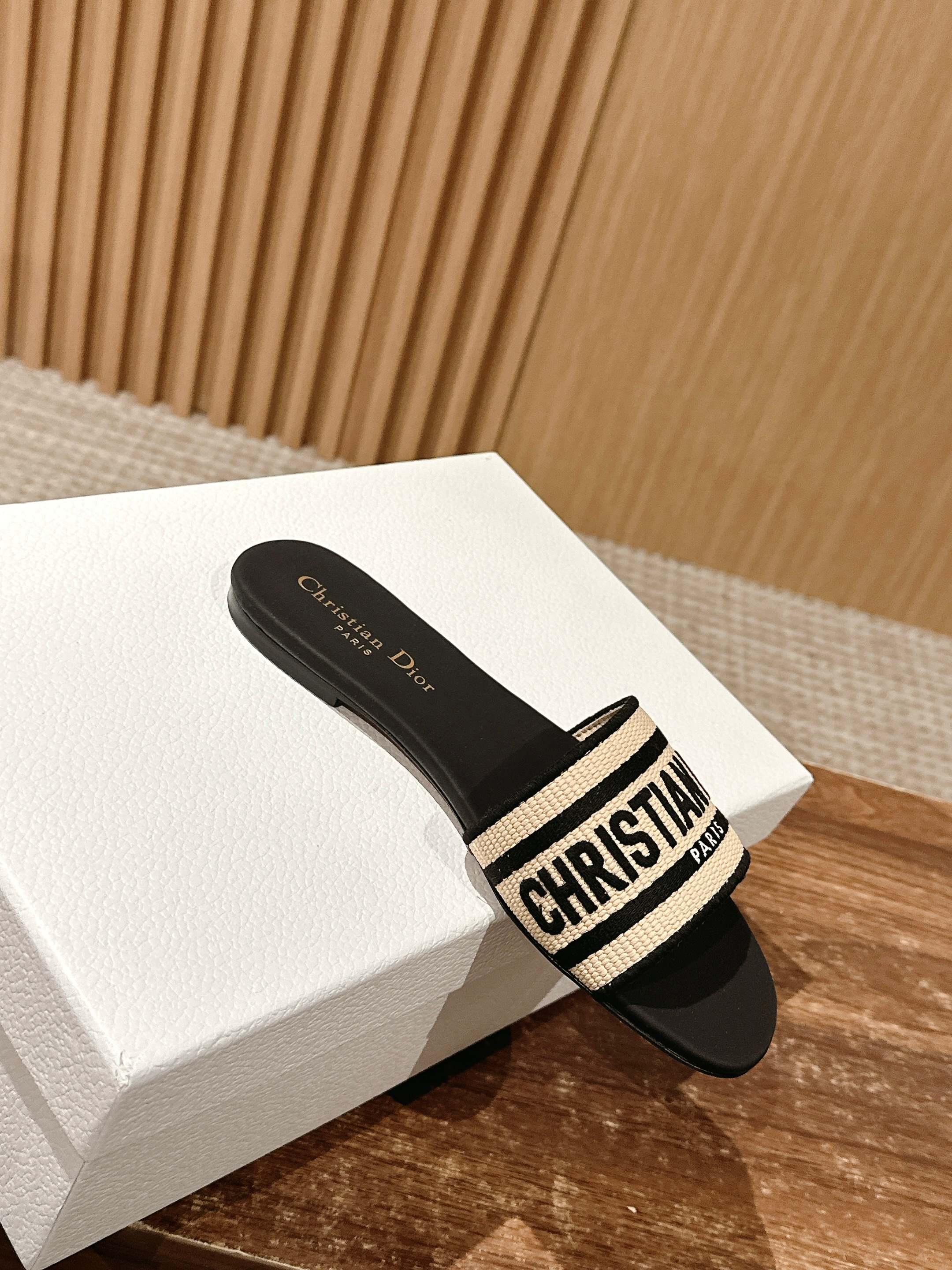 𝐂𝐡𝐫𝐢𝐬𝐭𝐢𝐚𝐧 𝐃𝐢𝐨𝐫# 迪奥春夏新款升级刺绣拖鞋，这款拖鞋真的好穿又好看，今年的颜色真的超美，每