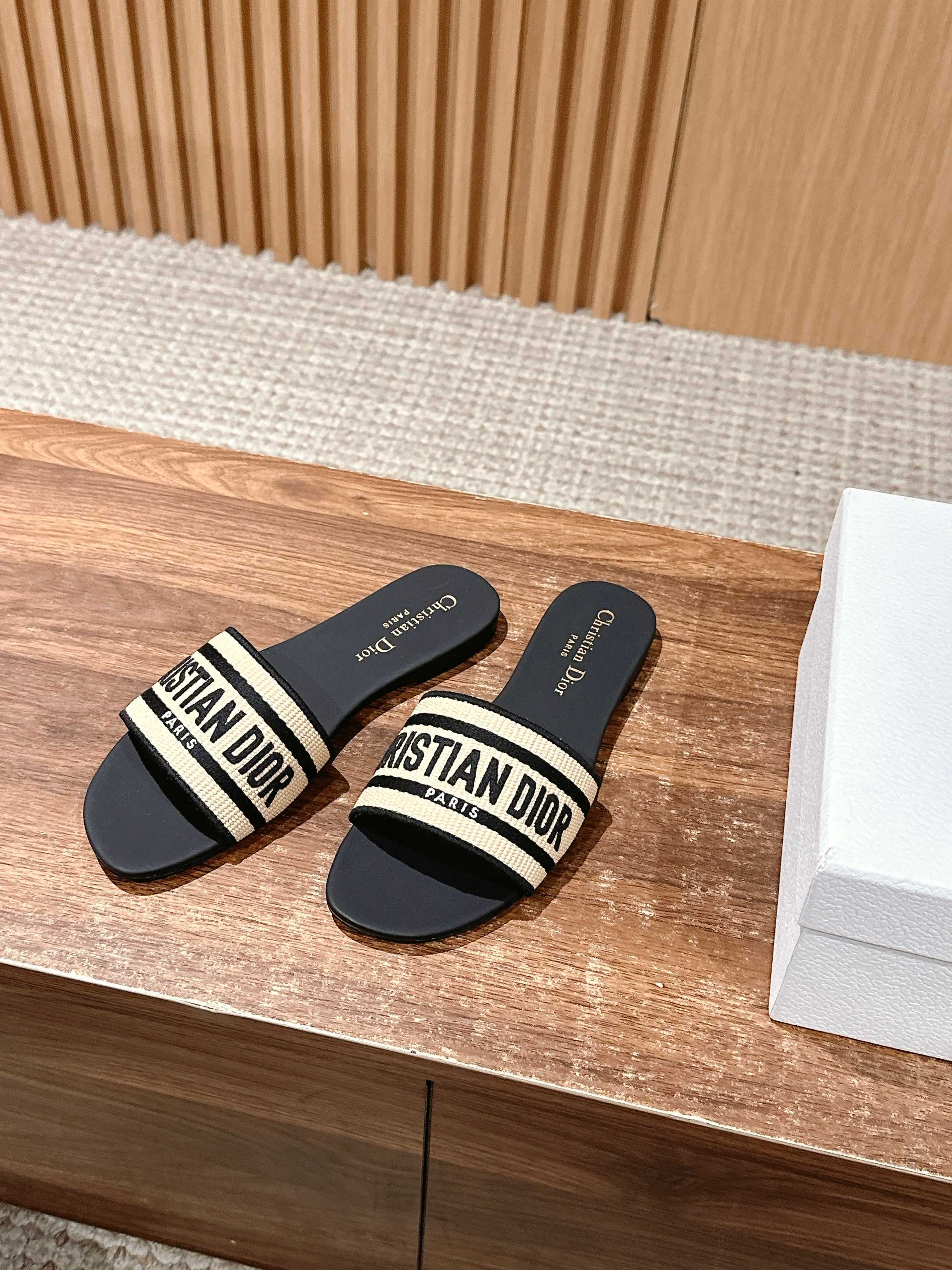 𝐂𝐡𝐫𝐢𝐬𝐭𝐢𝐚𝐧 𝐃𝐢𝐨𝐫# 迪奥春夏新款升级刺绣拖鞋，这款拖鞋真的好穿又好看，今年的颜色真的超美，每