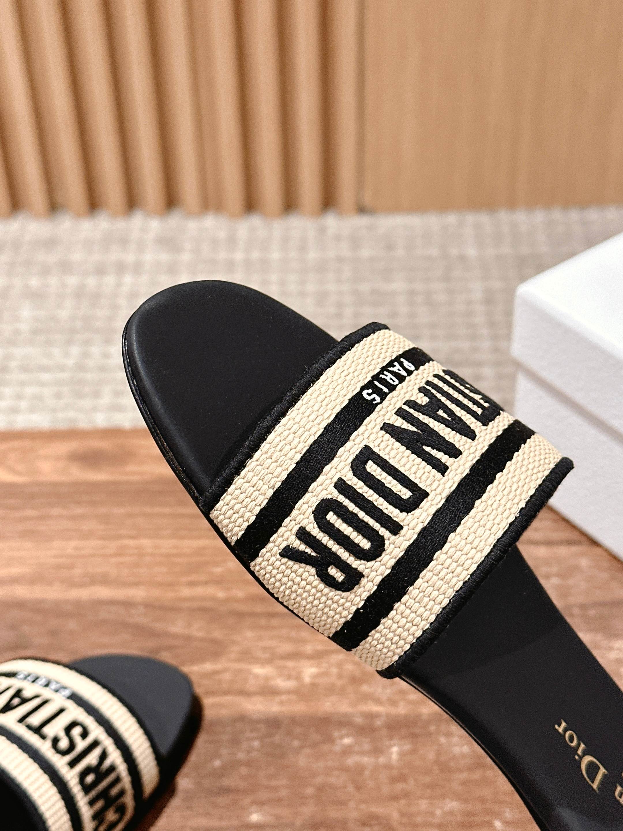 𝐂𝐡𝐫𝐢𝐬𝐭𝐢𝐚𝐧 𝐃𝐢𝐨𝐫# 迪奥春夏新款升级刺绣拖鞋，这款拖鞋真的好穿又好看，今年的颜色真的超美，每